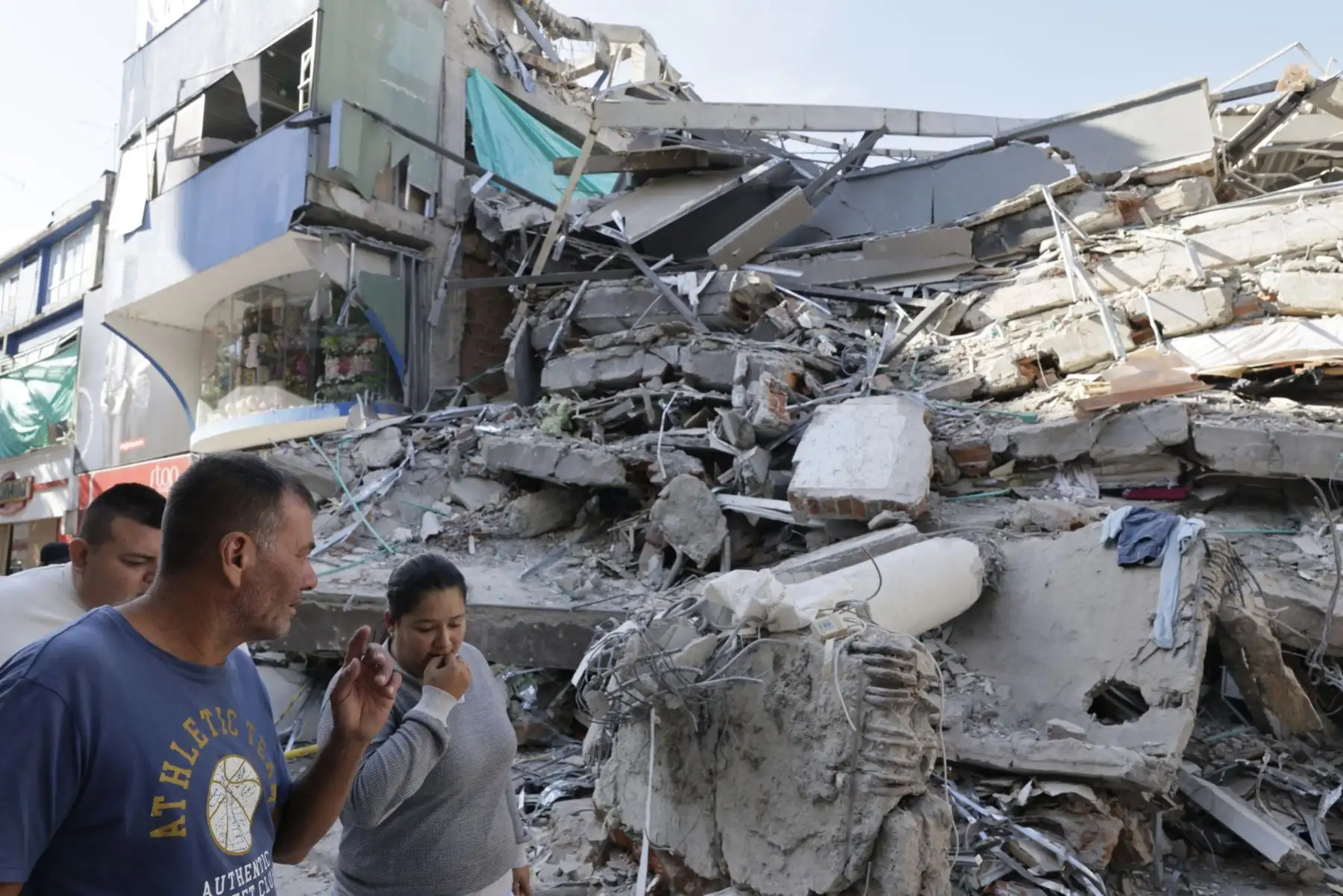 Edificios y casas afectadas este martes, tras un terremoto de magnitud 7,4 que sacudió al país, en Pereira (Colombia). Foto: EFE