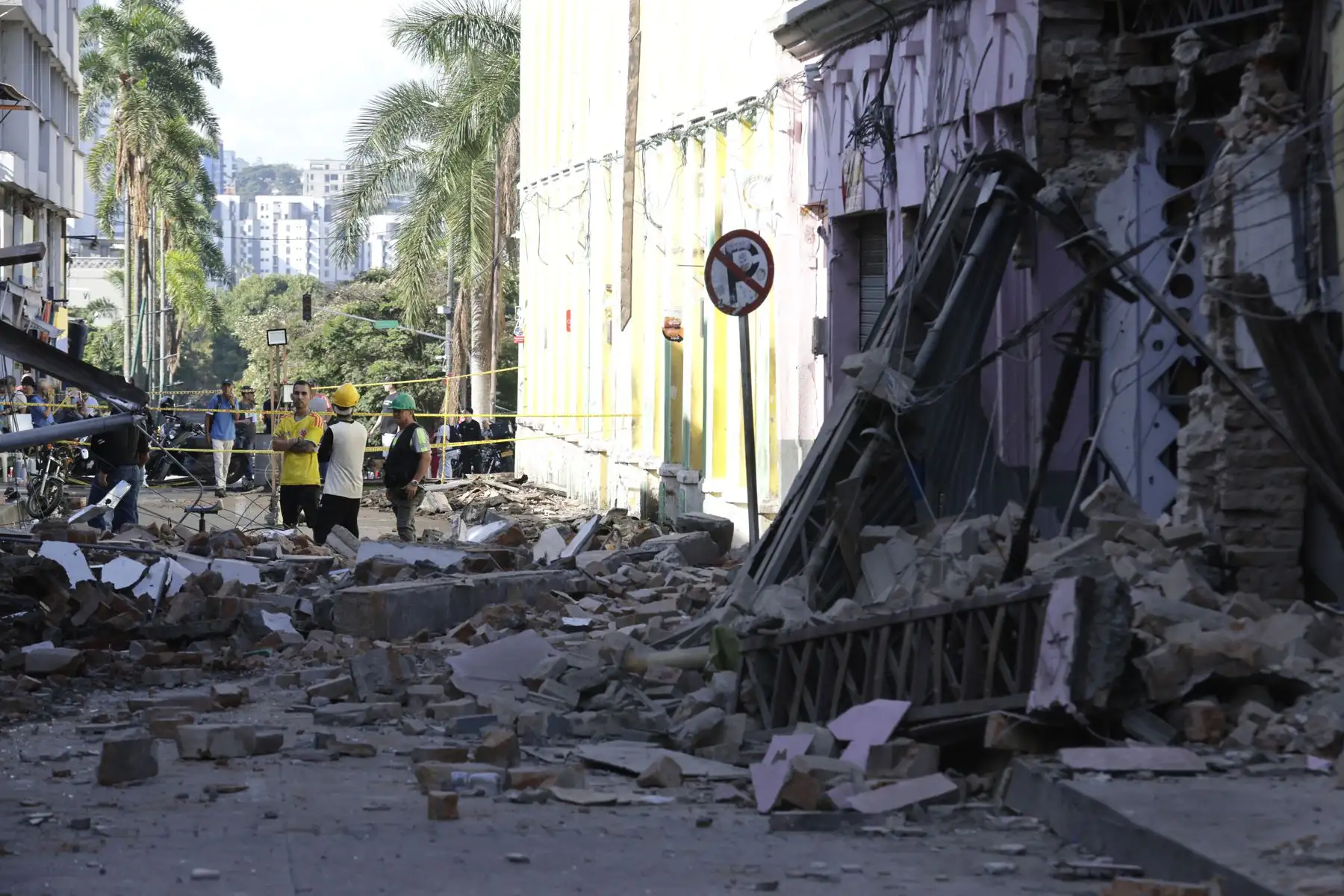 Edificios y casas afectadas este martes, tras un terremoto de magnitud 7,4 que sacudió al país, en Pereira (Colombia). Foto: EFE
