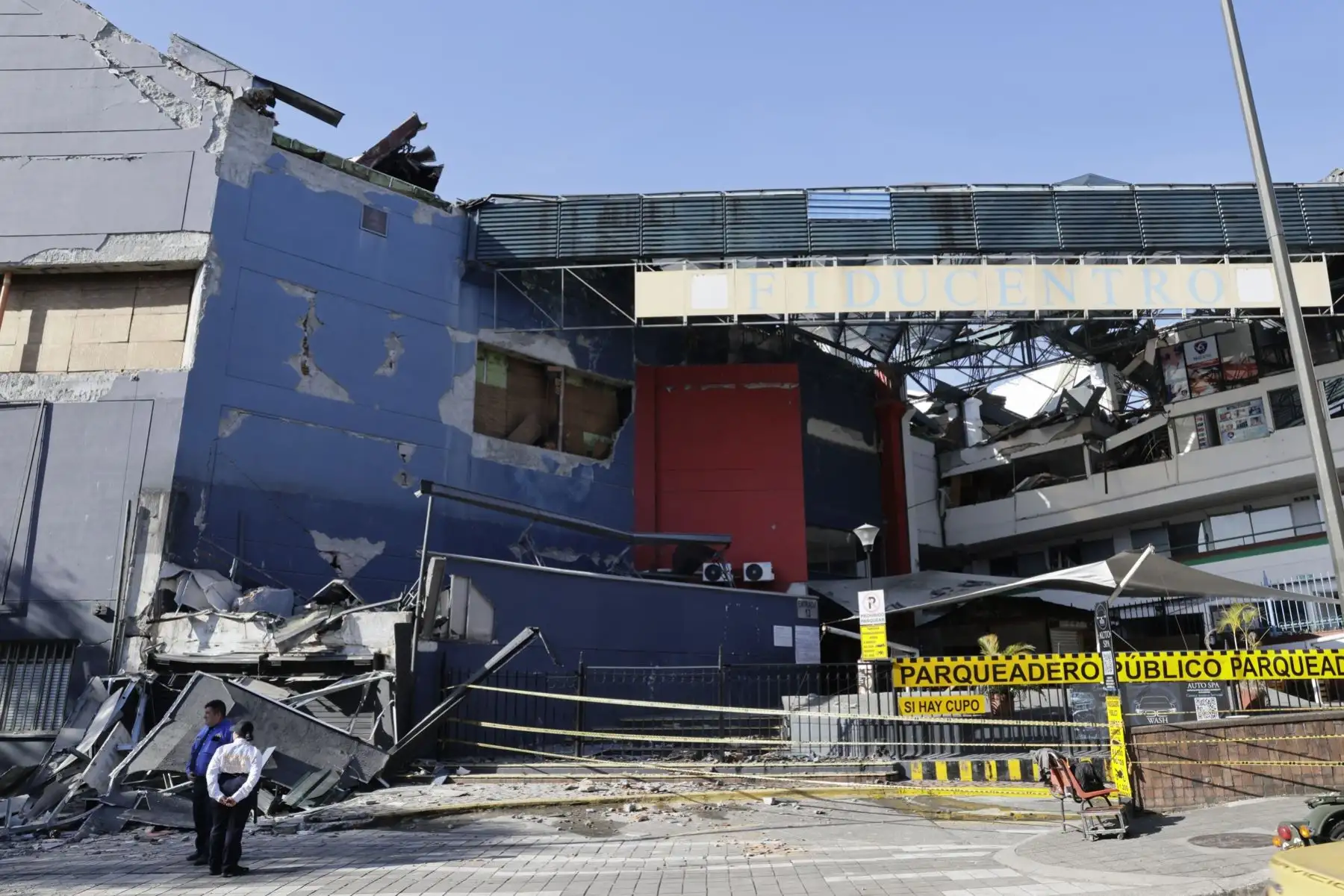 Personas observan una edificación destruida tras el terremoto de magnitud 7,4 que sacudió la víspera la mayor parte de Colombia, este martes en Pereira (Colombia). Foto: EFE