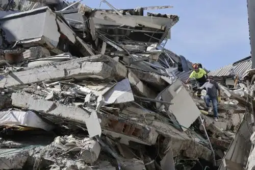 Terremoto en Colombia deja al menos 240 muertos y más de 1,000 heridos
