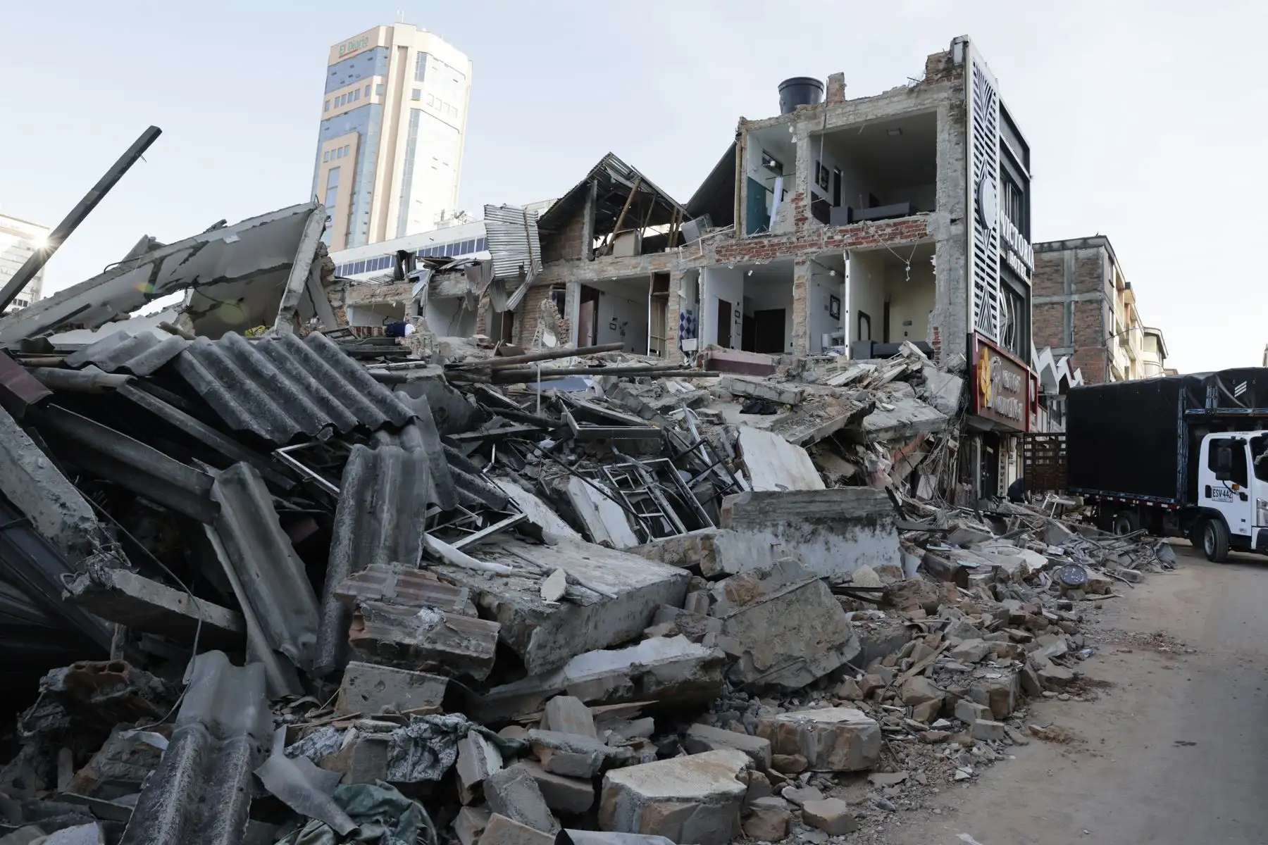 Personas observan una edificación destruida tras el terremoto de magnitud 7,4 que sacudió la víspera la mayor parte de Colombia, este martes en Pereira (Colombia). Foto: EFE