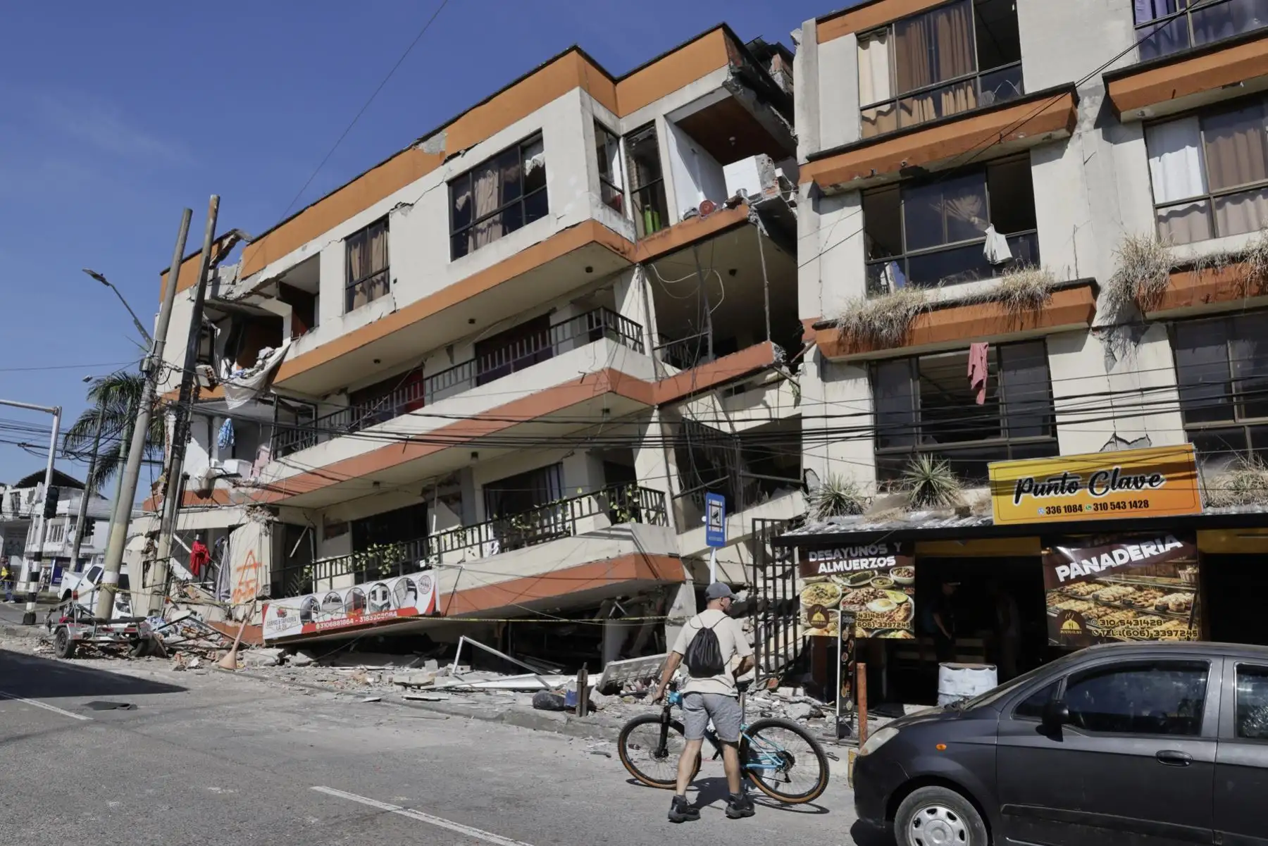 Personas observan una edificación destruida tras el terremoto de magnitud 7,4 que sacudió la víspera la mayor parte de Colombia, este martes en Pereira (Colombia). Foto: EFE
