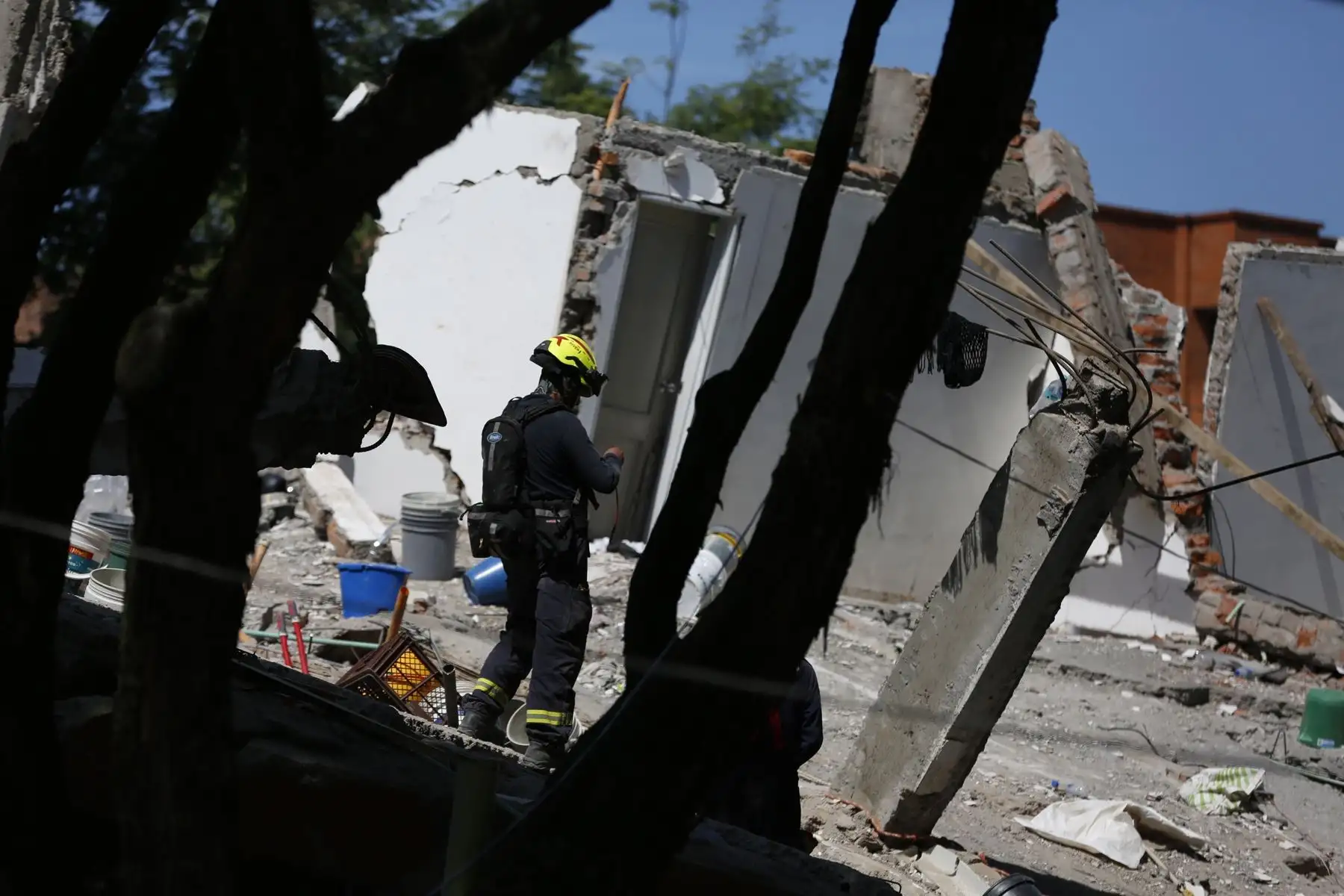 Personas observan una edificación destruida tras el terremoto de magnitud 7,4 que sacudió la víspera la mayor parte de Colombia, este martes en Pereira (Colombia). Foto: EFE