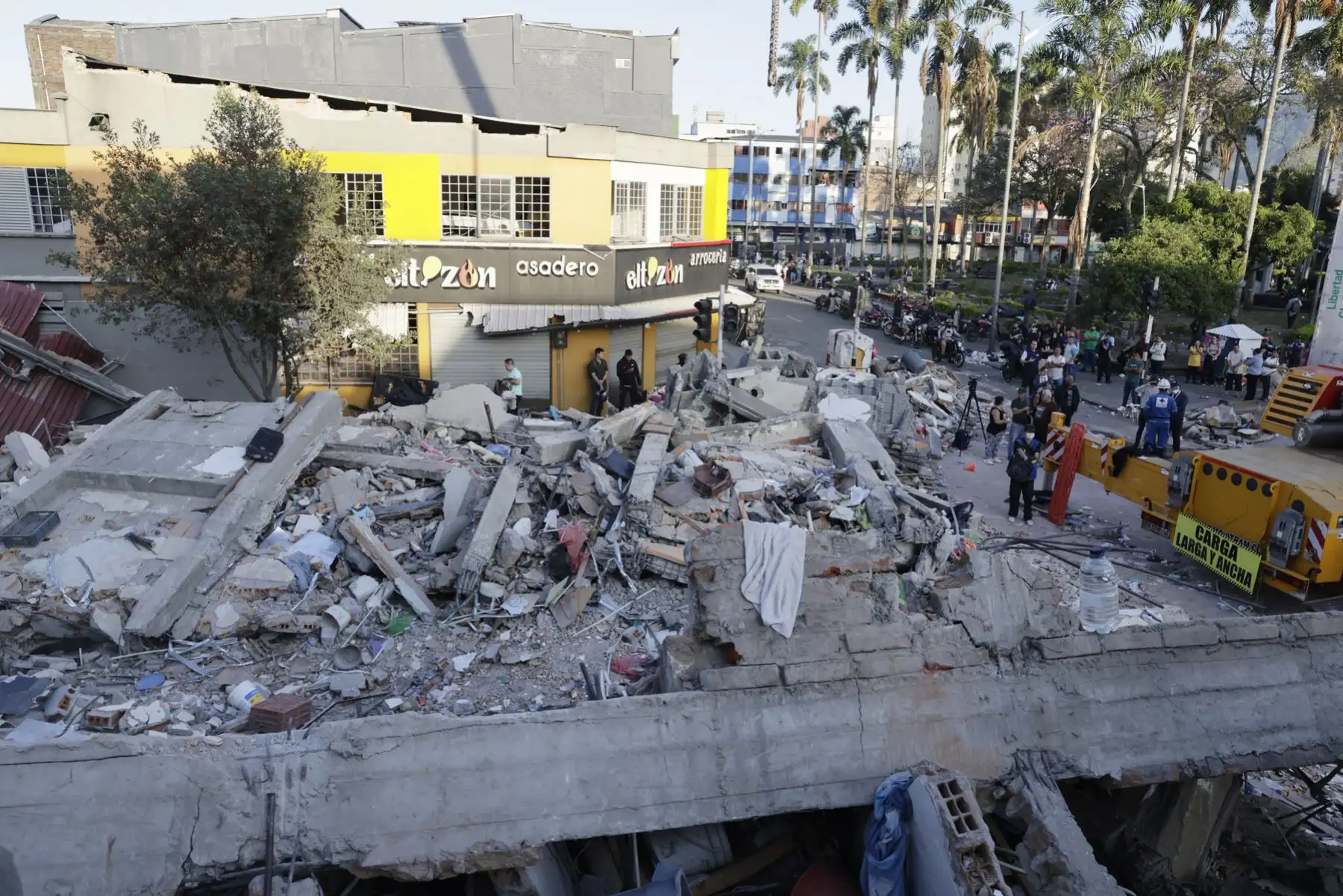 Personas observan una edificación destruida tras el terremoto de magnitud 7,4 que sacudió la víspera la mayor parte de Colombia, este martes en Pereira (Colombia). Foto: EFE