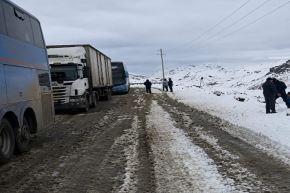 La  presencia de nieve sobre la calzada también reduce considerablemente la adherencia de los neumáticos, por lo que los conductores deben disminuir la velocidad.
