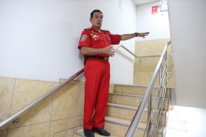 La escalera es la parte esencial de un edificio. El bombero Carlos Paredes brinda recomendaciones sobre cómo actuar ante un sismo en un edificio. ANDINA/Melina Mejía