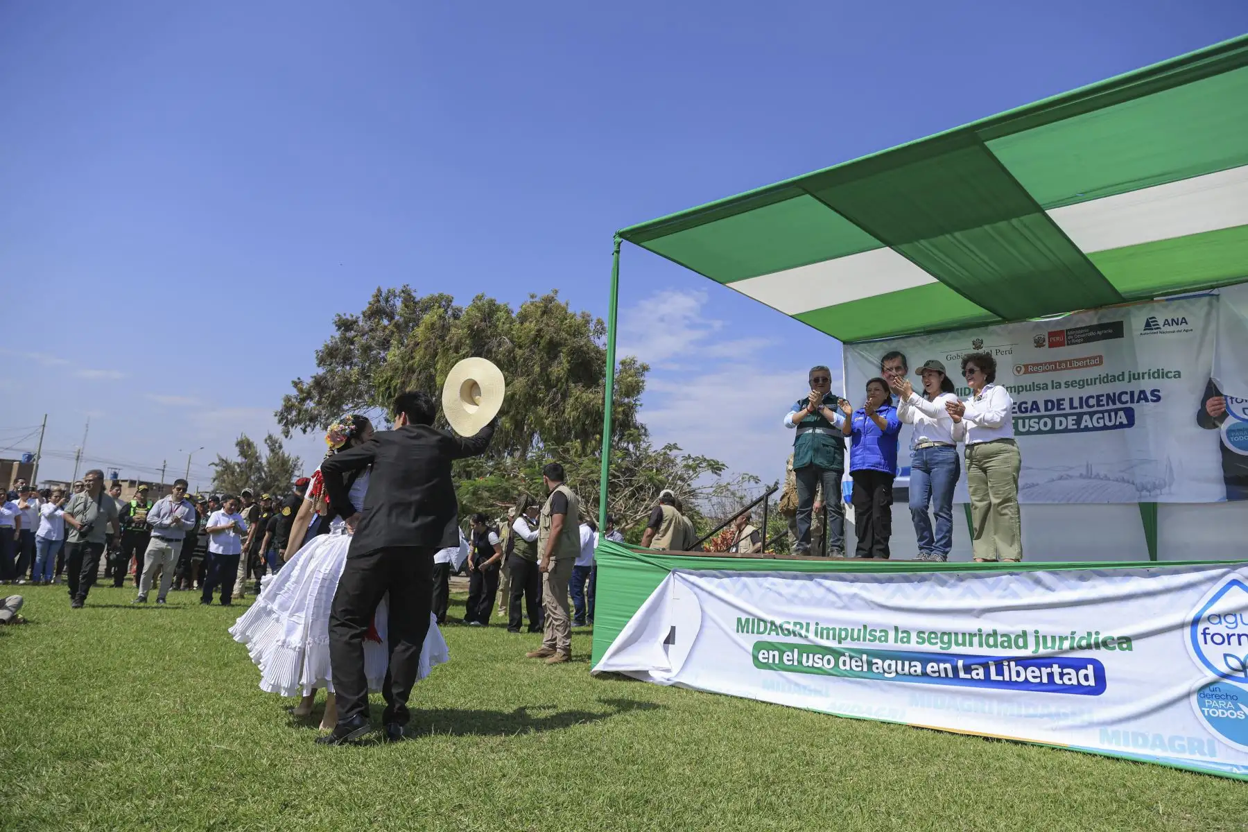La presidenta de la república, Keiko Fujimori, lideró hoy la entrega de 205 licencias de uso de agua en beneficio de productores agrarios de la región La Libertad, medida que permitirá formalizar su acceso al recurso hídrico y brindarles mayores oportunidades para desarrollar sus actividades productivas. Foto: Presidencia