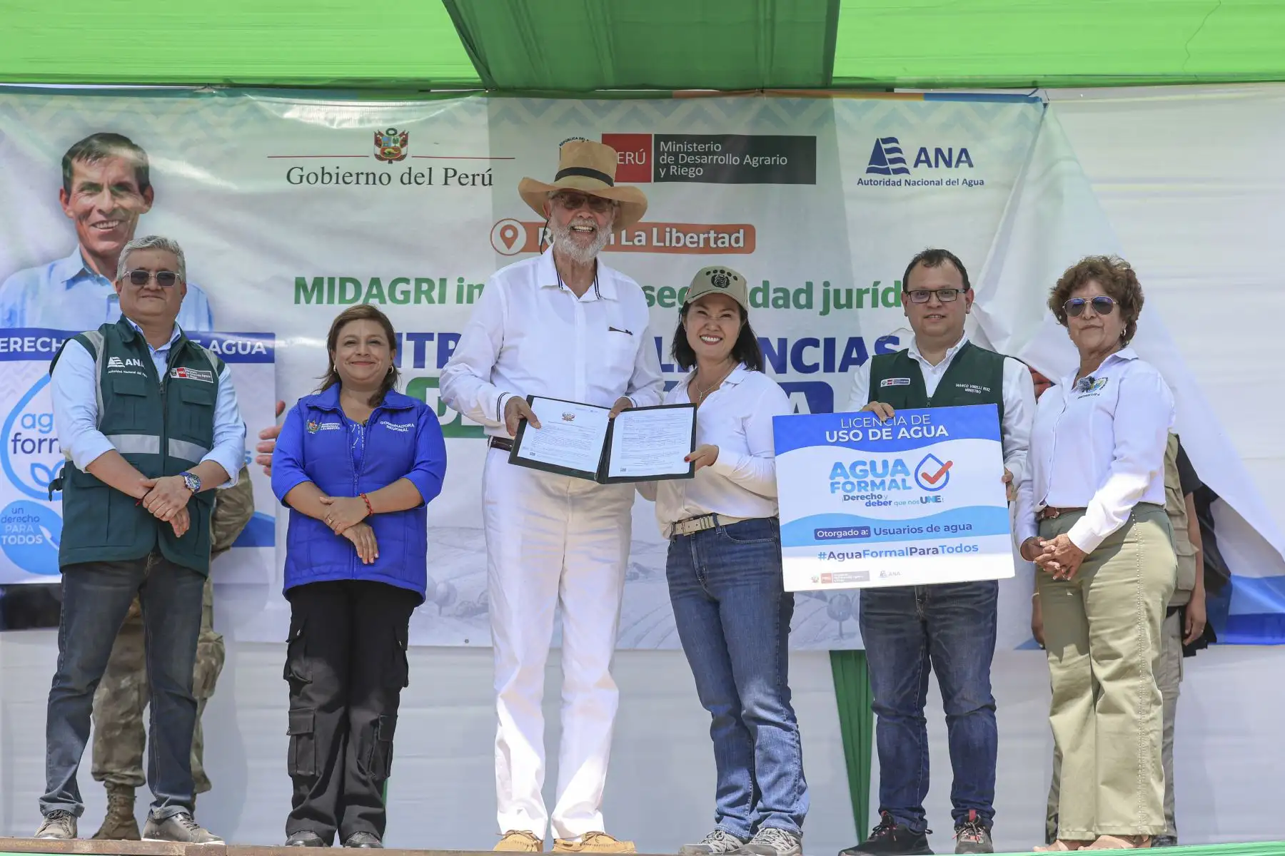 La presidenta de la república, Keiko Fujimori, lideró hoy la entrega de 205 licencias de uso de agua en beneficio de productores agrarios de la región La Libertad, medida que permitirá formalizar su acceso al recurso hídrico y brindarles mayores oportunidades para desarrollar sus actividades productivas. Foto: Presidencia
