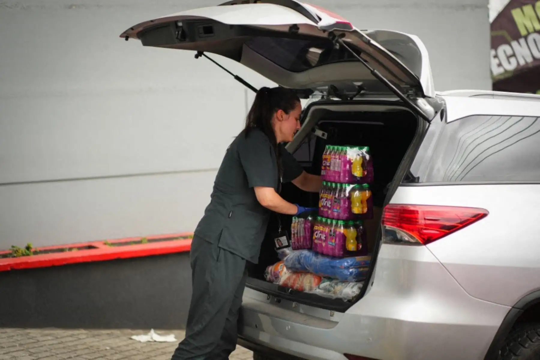Una mujer descarga ayuda humanitaria de un automóvil en un centro de acopio operado por la Cruz Roja Colombiana en Bogotá, Colombia, el 11 de agosto de 2026. Las donaciones se enviarán a las comunidades afectadas por el terremoto que azotó Colombia el 10 de agosto, causando daños y afectando a varias ciudades del país. Foto: AFP