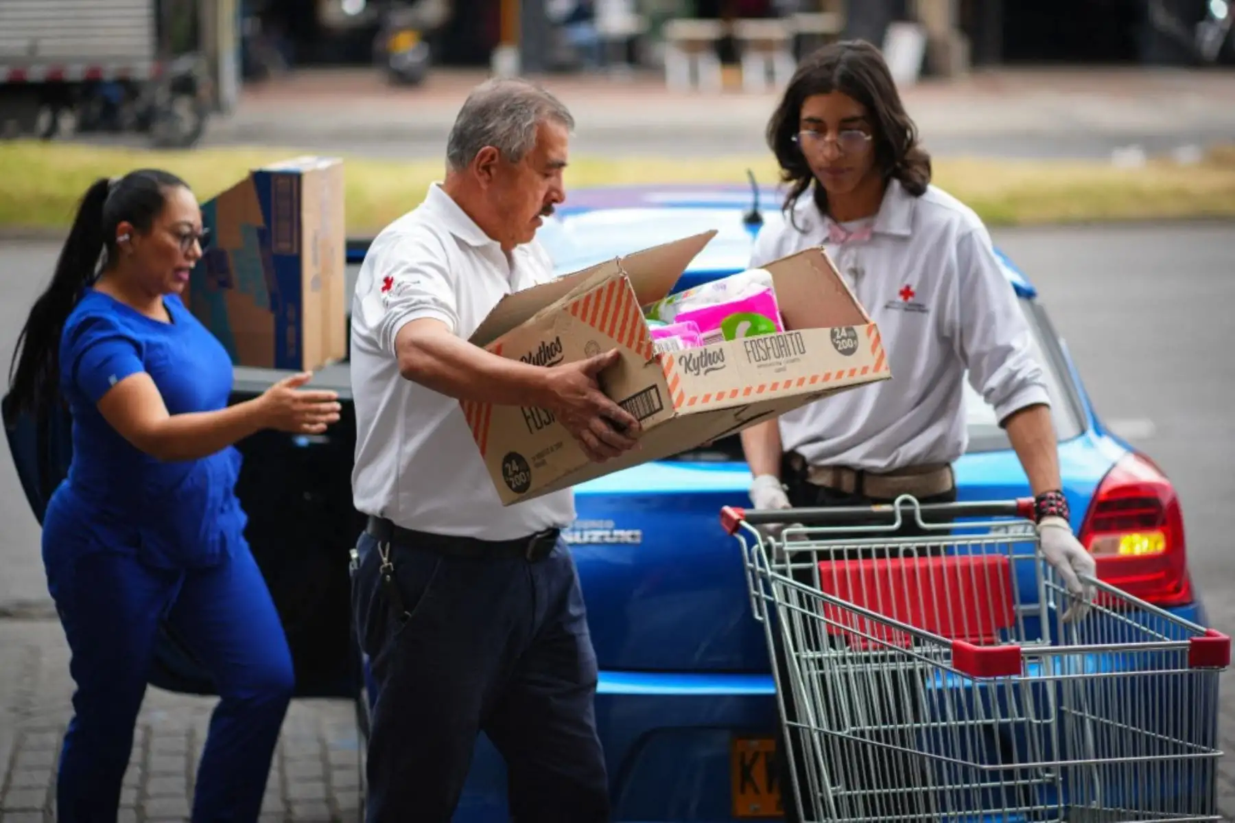 Un hombre descarga ayuda humanitaria de su automóvil en un centro de acopio operado por la Cruz Roja Colombiana en Bogotá, Colombia, el 11 de agosto de 2026. Las donaciones se enviarán a las comunidades afectadas por el terremoto que azotó Colombia el 10 de agosto, causando daños y afectando a varias ciudades del país. Foto: AFP