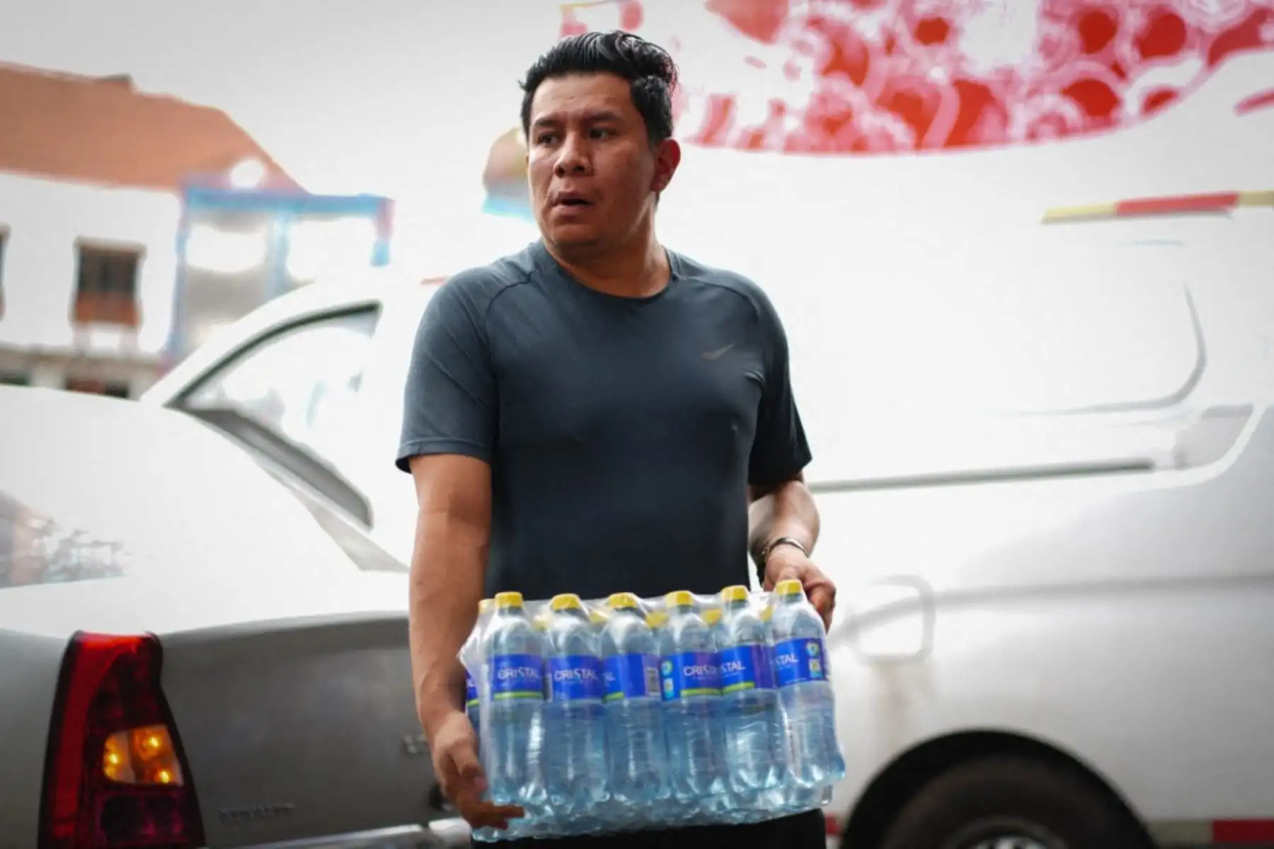 Un hombre descarga ayuda humanitaria de su automóvil en un centro de acopio operado por la Cruz Roja Colombiana en Bogotá, Colombia, el 11 de agosto de 2026. Las donaciones se enviarán a las comunidades afectadas por el terremoto que azotó Colombia el 10 de agosto, causando daños y afectando a varias ciudades del país. Foto: AFP