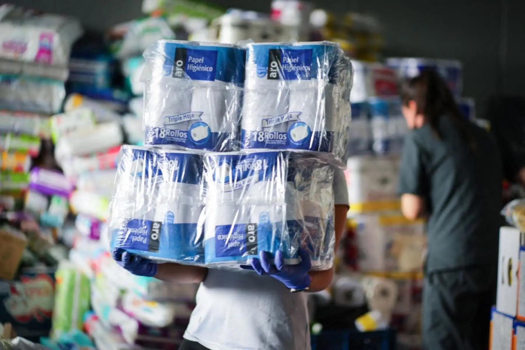 Una persona transporta ayuda humanitaria en un centro de acopio operado por la Cruz Roja Colombiana en Bogotá, Colombia, el 11 de agosto de 2026. Las donaciones se enviarán a las comunidades afectadas por el terremoto que sacudió Colombia el 10 de agosto, causando daños y afectando a varias ciudades del país. Foto: AFP