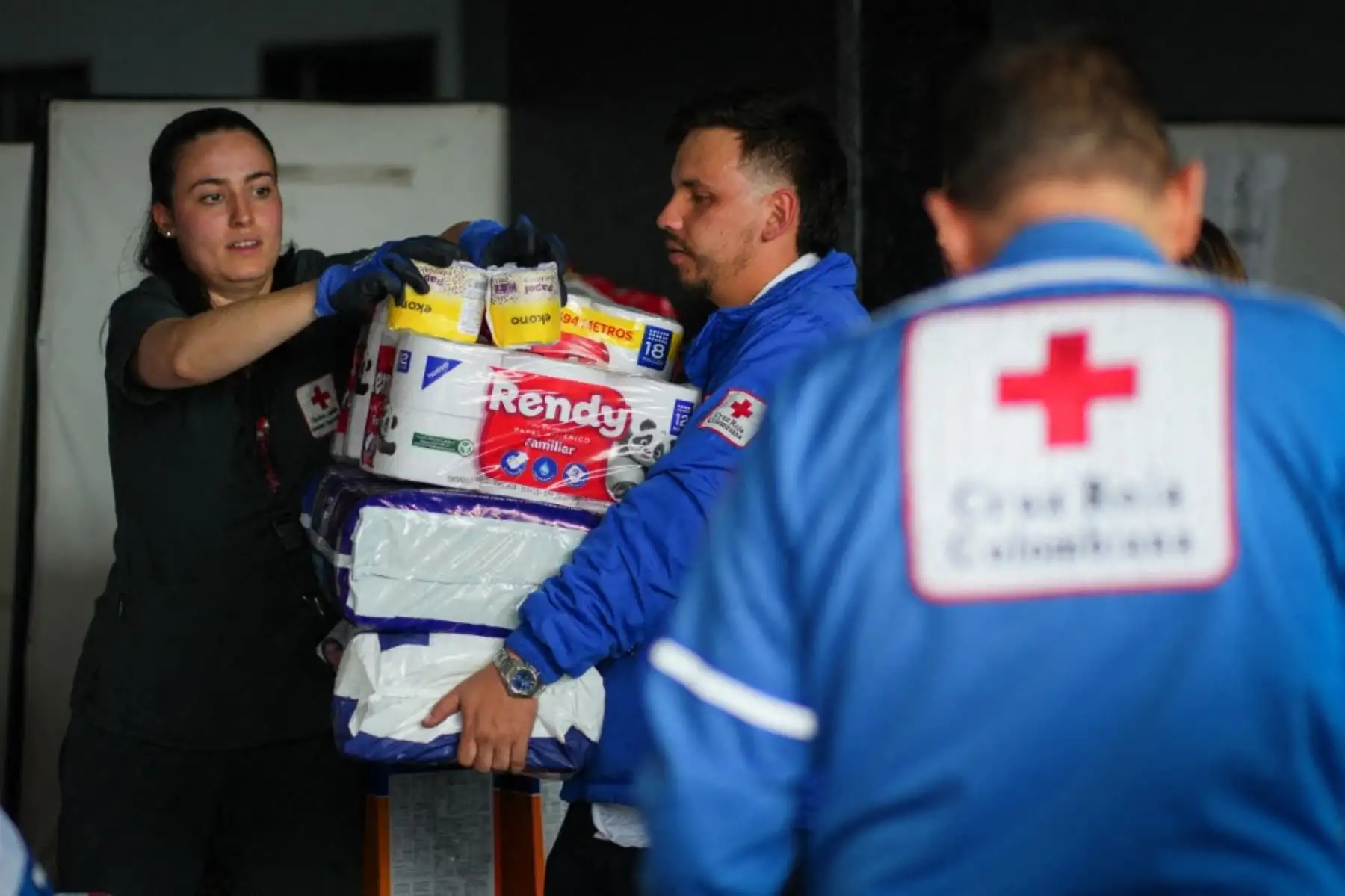 Funcionarios de la Cruz Roja Colombiana transportan ayuda humanitaria a un centro de acopio en Bogotá, Colombia, el 11 de agosto de 2026. Las donaciones se enviarán a las comunidades afectadas por el terremoto que sacudió Colombia el 10 de agosto, causando daños y afectando a varias ciudades del país. Foto: AFP