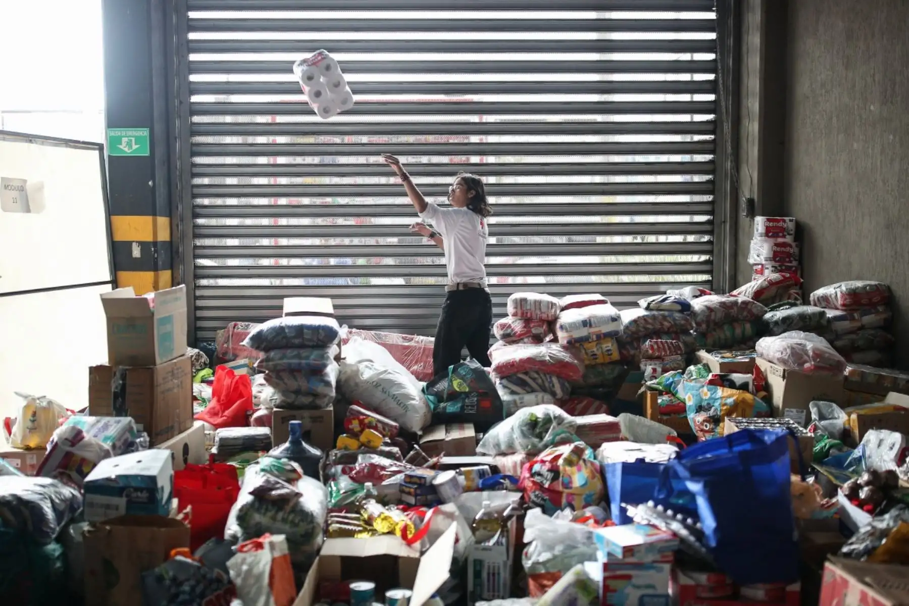 Un miembro de la Cruz Roja Colombiana reúne ayuda para las víctimas del terremoto en Bogotá el 11 de agosto de 2026.
Voluntarios y rescatistas colombianos retiraron escombros con sus propias manos para buscar sobrevivientes en la madrugada del 11 de agosto, luego de que el terremoto más fuerte que ha azotado el país en una década matara al menos a 169 personas y destruyera decenas de edificios. Foto: AFP