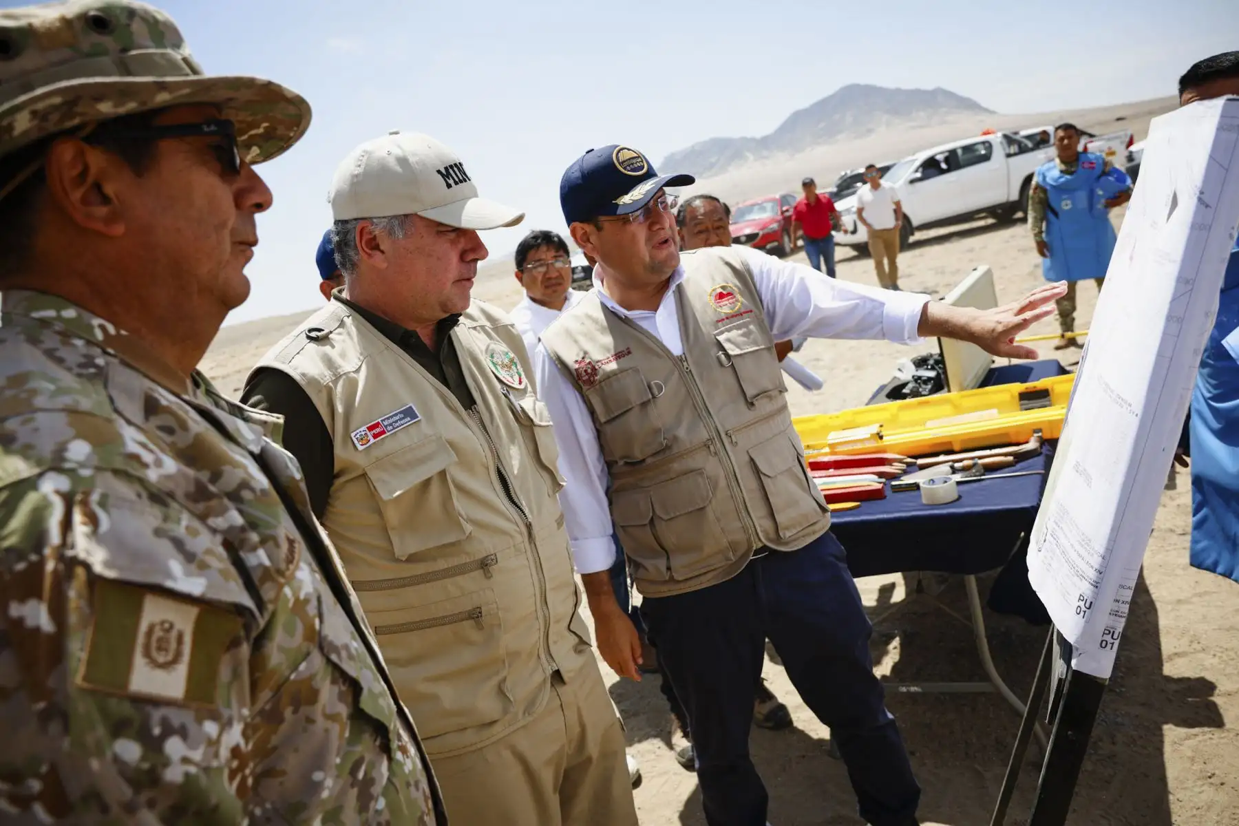 El ministro de Defensa, Rafael Belaúnde Llosa, junto al gobernador regional de Lambayeque, Jorge Pérez Flores, supervisó los trabajos que realizan las Fuerzas Armadas en las pampas de Reque, escenario de la próxima misa del papa León XIV. Personal especializado de la 7.ª Brigada de Infantería del Ejército del Perú inspecciona un área de aproximadamente 250 hectáreas para verificar las condiciones del terreno y garantizar la seguridad de los miles de fieles que asistirán al encuentro con el pontífice. Foto: