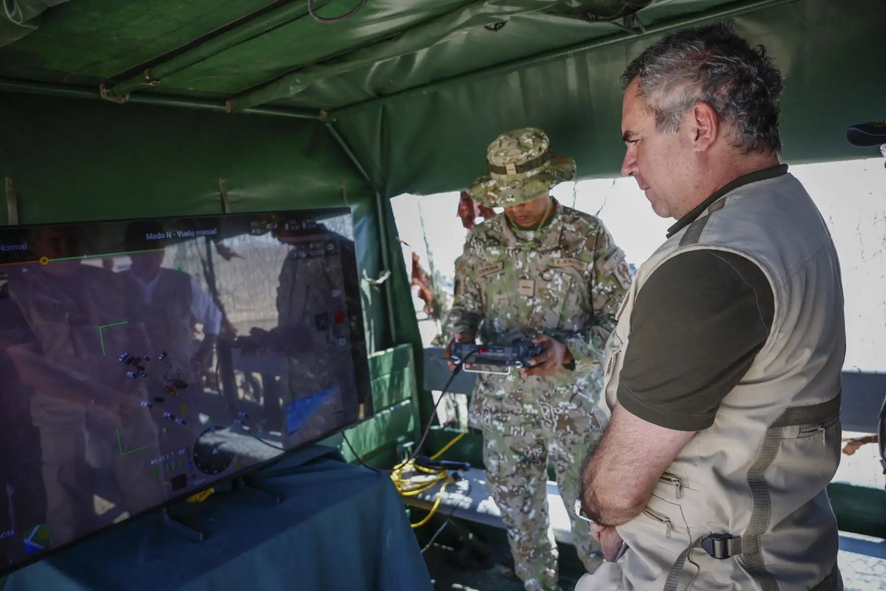El ministro de Defensa, Rafael Belaúnde Llosa, junto al gobernador regional de Lambayeque, Jorge Pérez Flores, supervisó los trabajos que realizan las Fuerzas Armadas en las pampas de Reque, escenario de la misa del papa León XIV. Personal especializado de la 7.ª Brigada de Infantería del Ejército del Perú inspecciona un área de aproximadamente 250 hectáreas para verificar las condiciones del terreno y garantizar la seguridad de los miles de fieles que asistirán al encuentro con el pontífice. Foto. Mindef