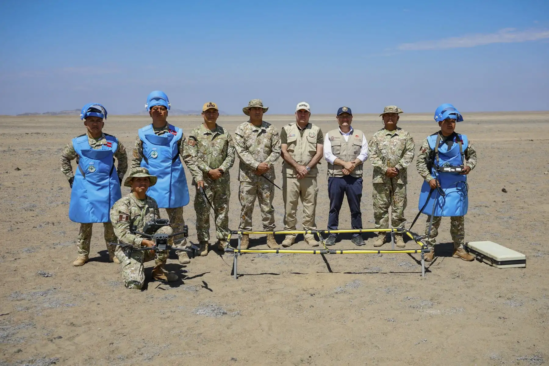 El ministro de Defensa, Rafael Belaúnde Llosa, junto al gobernador regional de Lambayeque, Jorge Pérez Flores, supervisó los trabajos que realizan las Fuerzas Armadas en las pampas de Reque, escenario de la misa del papa León XIV. Personal especializado de la 7.ª Brigada de Infantería del Ejército del Perú inspecciona un área de aproximadamente 250 hectáreas para verificar las condiciones del terreno y garantizar la seguridad de los miles de fieles que asistirán al encuentro con el pontífice. Foto. Mindef