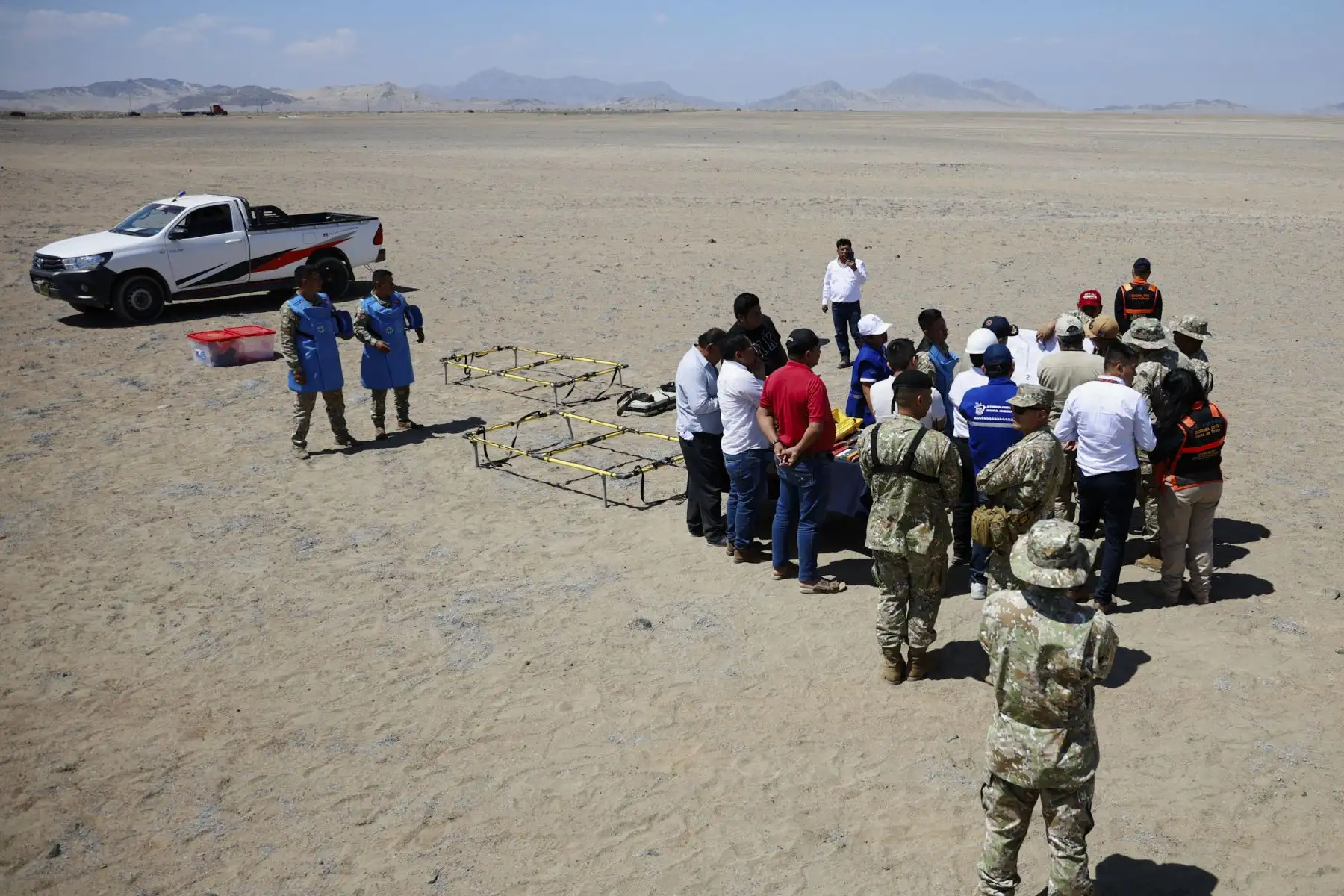 El ministro de Defensa, Rafael Belaúnde Llosa, junto al gobernador regional de Lambayeque, Jorge Pérez Flores, supervisó los trabajos que realizan las Fuerzas Armadas en las pampas de Reque, escenario de la misa del papa León XIV. Personal especializado de la 7.ª Brigada de Infantería del Ejército del Perú inspecciona un área de aproximadamente 250 hectáreas para verificar las condiciones del terreno y garantizar la seguridad de los miles de fieles que asistirán al encuentro con el pontífice. Foto. Mindef