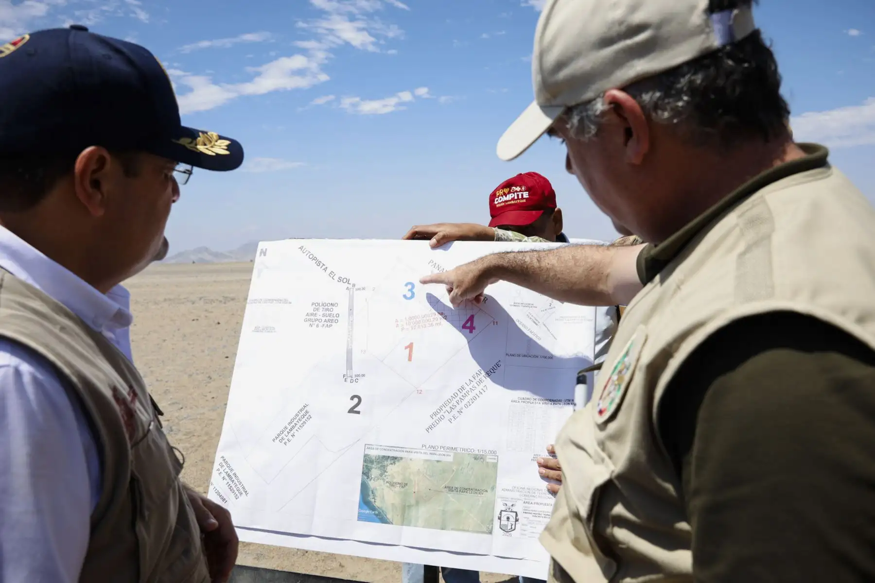 El ministro de Defensa, Rafael Belaúnde Llosa, junto al gobernador regional de Lambayeque, Jorge Pérez Flores, supervisó los trabajos que realizan las Fuerzas Armadas en las pampas de Reque, escenario de la misa del papa León XIV. Personal especializado de la 7.ª Brigada de Infantería del Ejército del Perú inspecciona un área de aproximadamente 250 hectáreas para verificar las condiciones del terreno y garantizar la seguridad de los miles de fieles que asistirán al encuentro con el pontífice. Foto. Mindef