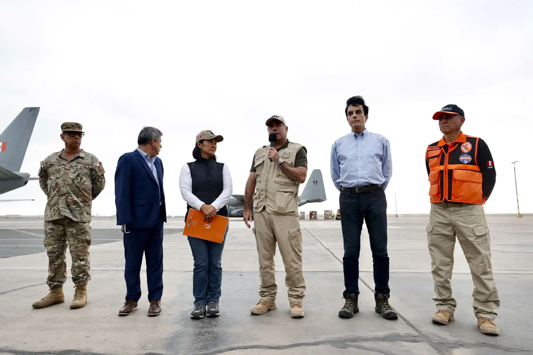 La presidenta de la república, Keiko Fujimori, supervisó el envío de 12 toneladas de ayuda humanitaria a Colombia para atender a las familias damnificadas por el terremoto. El cargamento será trasladado en un avión Hércules de la Fuerza Aérea del Perú (FAP). La mandataria estuvo acompañada por el jefe del Consejo de Ministros, Luis Galarreta; el ministro de Defensa, Rafael Belaúnde; y el canciller Carlos Espá. Foto: Mindef