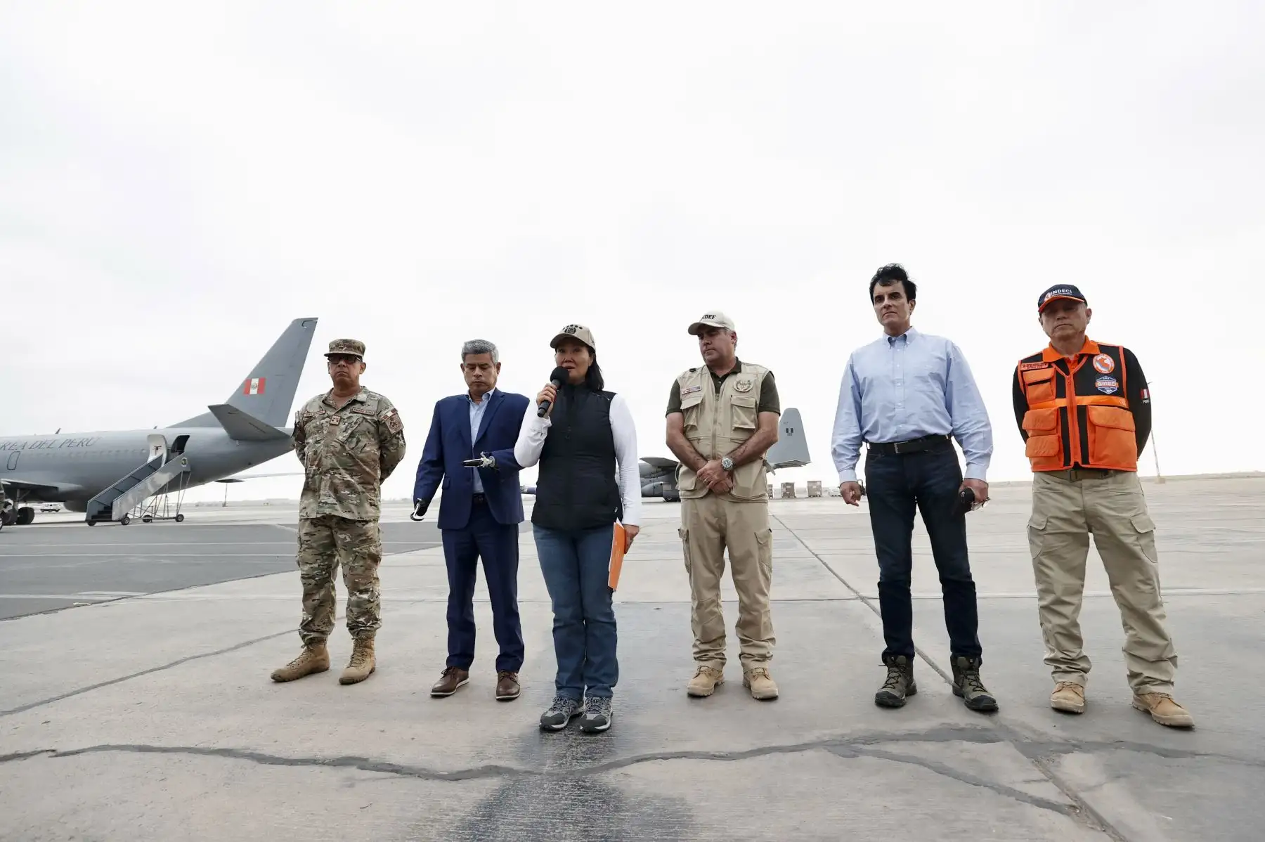 La presidenta de la república, Keiko Fujimori, supervisó el envío de 12 toneladas de ayuda humanitaria a Colombia para atender a las familias damnificadas por el terremoto. El cargamento será trasladado en un avión Hércules de la Fuerza Aérea del Perú (FAP). La mandataria estuvo acompañada por el jefe del Consejo de Ministros, Luis Galarreta; el ministro de Defensa, Rafael Belaúnde; y el canciller Carlos Espá. Foto: Mindef