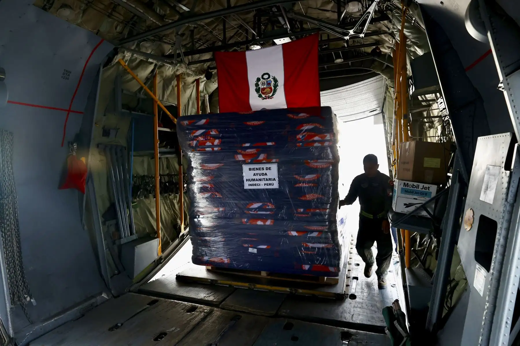La presidenta de la república, Keiko Fujimori, supervisó el envío de 12 toneladas de ayuda humanitaria a Colombia para atender a las familias damnificadas por el terremoto. El cargamento será trasladado en un avión Hércules de la Fuerza Aérea del Perú (FAP). La mandataria estuvo acompañada por el jefe del Consejo de Ministros, Luis Galarreta; el ministro de Defensa, Rafael Belaúnde; y el canciller Carlos Espá. Foto: Mindef