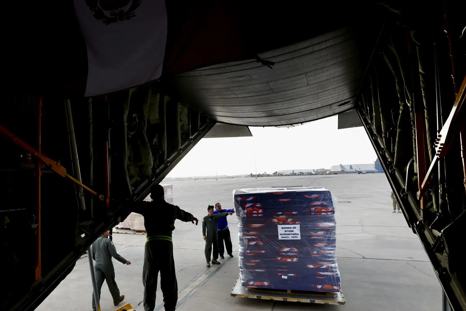 La presidenta de la república, Keiko Fujimori, supervisó el envío de 12 toneladas de ayuda humanitaria a Colombia para atender a las familias damnificadas por el terremoto. El cargamento será trasladado en un avión Hércules de la Fuerza Aérea del Perú (FAP). La mandataria estuvo acompañada por el jefe del Consejo de Ministros, Luis Galarreta; el ministro de Defensa, Rafael Belaúnde; y el canciller Carlos Espá. Foto: Mindef