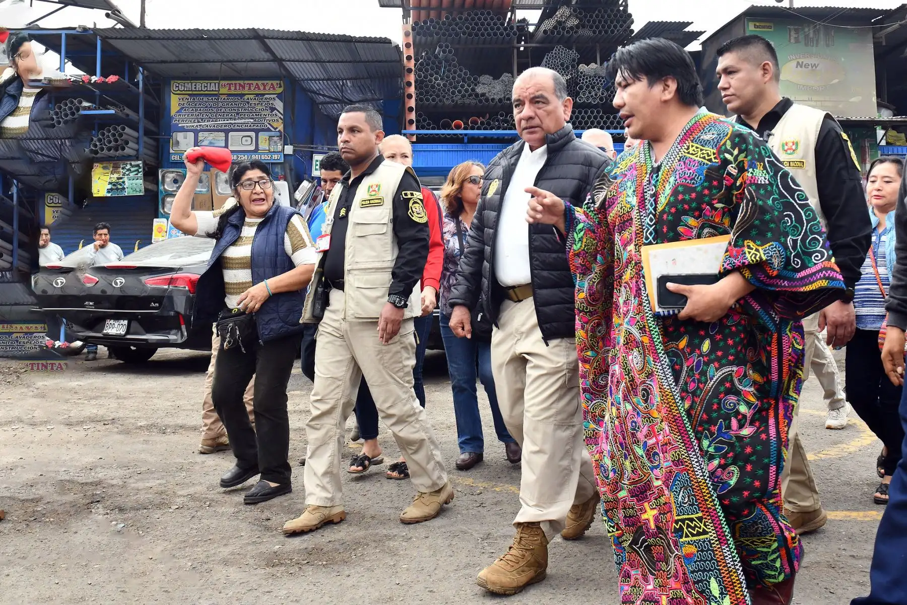 Como parte de la ejecución del Plan Escudo, más de 4 mil efectivos de la Policía Nacional del Perú (PNP), con el apoyo de las Fuerzas Armadas, permanecen desplegados en patios de maniobras, paraderos y las principales rutas del transporte público de Lima Metropolitana, con el objetivo de prevenir hechos delictivos, combatir las extorsiones y reforzar la seguridad de transportistas y pasajeros. Foto: Mininter