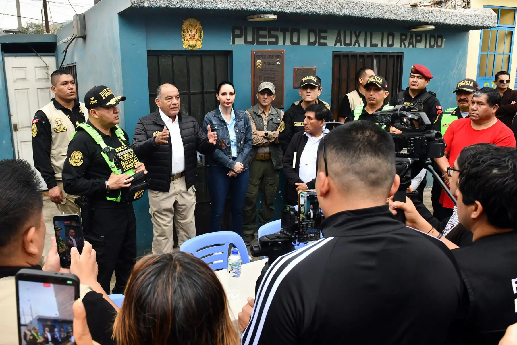 Como parte de la ejecución del Plan Escudo, más de 4 mil efectivos de la Policía Nacional del Perú (PNP), con el apoyo de las Fuerzas Armadas, permanecen desplegados en patios de maniobras, paraderos y las principales rutas del transporte público de Lima Metropolitana, con el objetivo de prevenir hechos delictivos, combatir las extorsiones y reforzar la seguridad de transportistas y pasajeros. Foto: Mininter