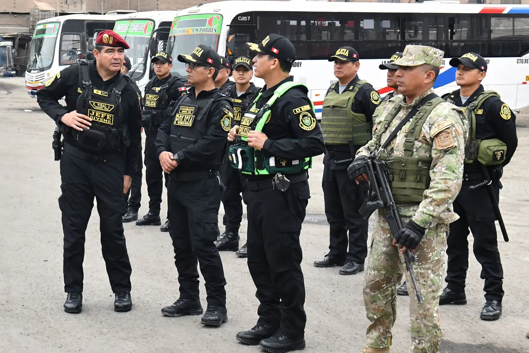 Como parte de la ejecución del Plan Escudo, más de 4 mil efectivos de la Policía Nacional del Perú (PNP), con el apoyo de las Fuerzas Armadas, permanecen desplegados en patios de maniobras, paraderos y las principales rutas del transporte público de Lima Metropolitana, con el objetivo de prevenir hechos delictivos, combatir las extorsiones y reforzar la seguridad de transportistas y pasajeros. Foto: Mininter