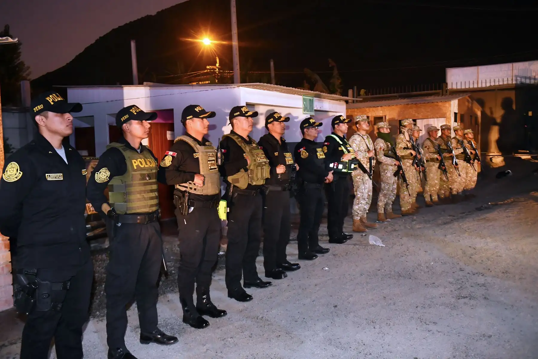 Como parte de la ejecución del Plan Escudo, más de 4 mil efectivos de la Policía Nacional del Perú (PNP), con el apoyo de las Fuerzas Armadas, permanecen desplegados en patios de maniobras, paraderos y las principales rutas del transporte público de Lima Metropolitana, con el objetivo de prevenir hechos delictivos, combatiroras extor pones y reforzar la seguridad de transportistas y pasajeros. Foto: Mininter