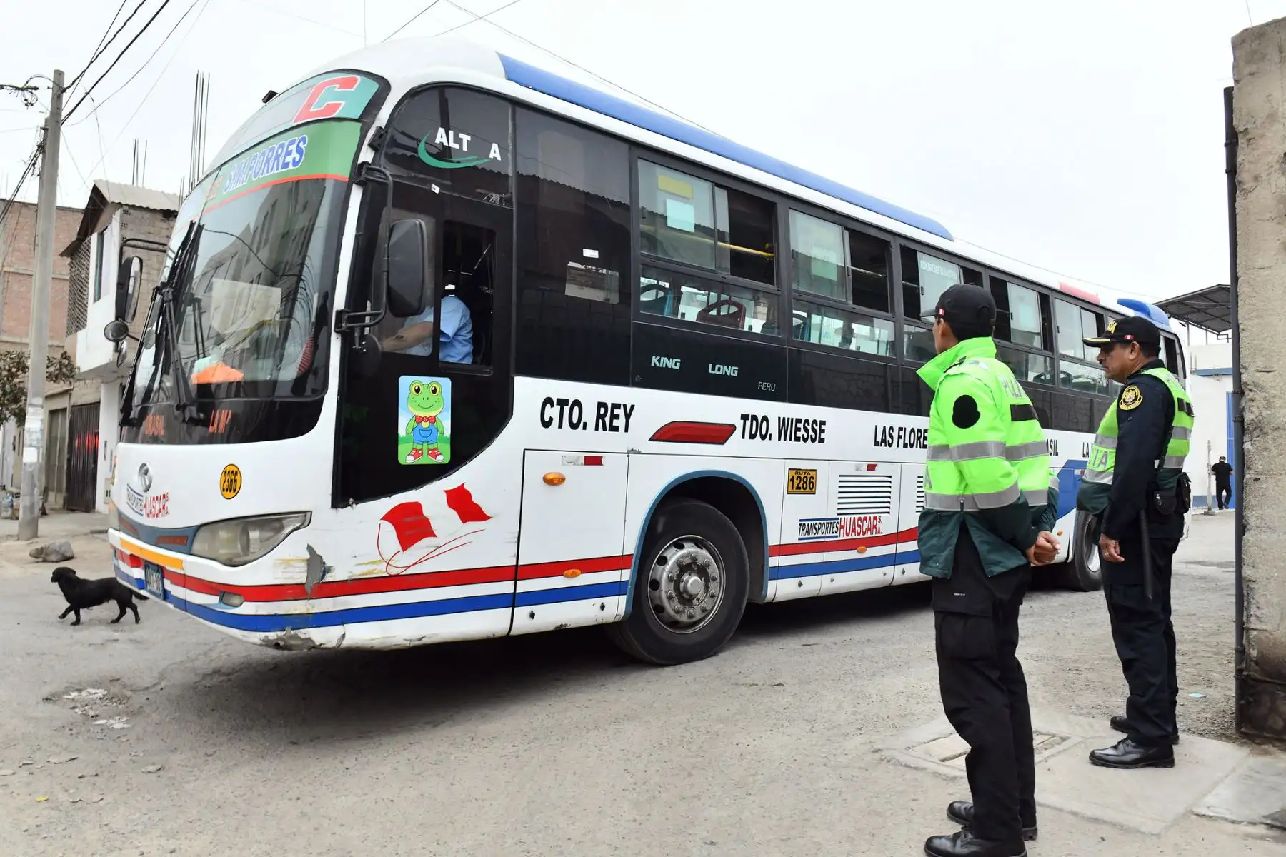 Como parte de la ejecución del Plan Escudo, más de 4 mil efectivos de la Policía Nacional del Perú (PNP), con el apoyo de las Fuerzas Armadas, permanecen desplegados en patios de maniobras, paraderos y las principales rutas del transporte público de Lima Metropolitana, con el objetivo de prevenir hechos delictivos, combatir las extorsiones y reforzar la seguridad de transportistas y pasajeros. Foto: Mininter