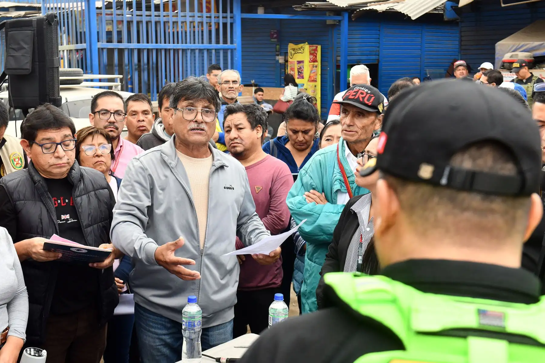 Como parte de la ejecución del Plan Escudo, más de 4 mil efectivos de la Policía Nacional del Perú (PNP), con el apoyo de las Fuerzas Armadas, permanecen desplegados en patios de maniobras, paraderos y las principales rutas del transporte público de Lima Metropolitana, con el objetivo de prevenir hechos delictivos, combatir las extorsiones y reforzar la seguridad de transportistas y pasajeros. Foto: Mininter