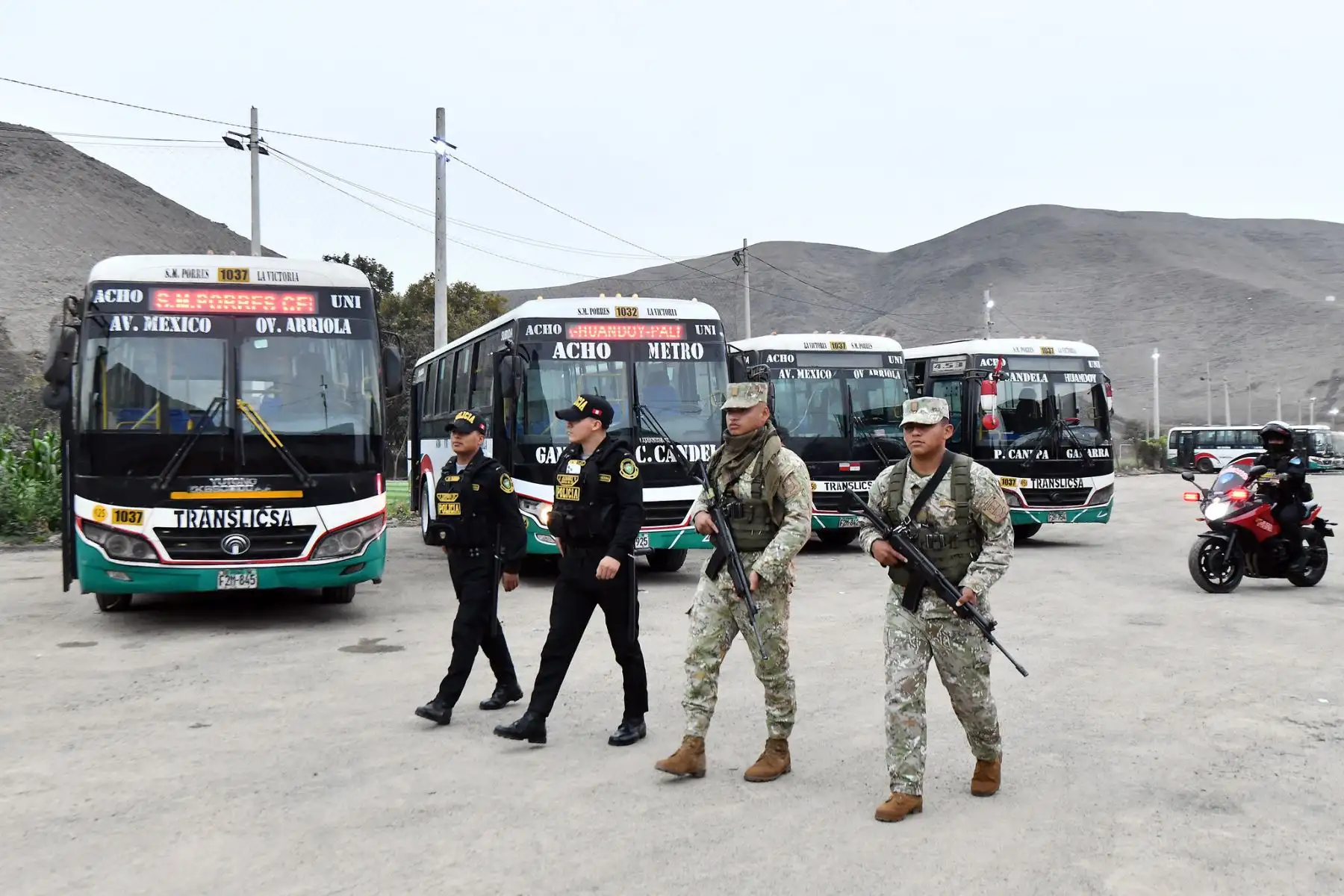 Como parte de la ejecución del Plan Escudo, más de 4 mil efectivos de la Policía Nacional del Perú (PNP), con el apoyo de las Fuerzas Armadas, permanecen desplegados en patios de maniobras, paraderos y las principales rutas del transporte público de Lima Metropolitana, con el objetivo de prevenir hechos delictivos, combatir las extorsiones y reforzar la seguridad de transportistas y pasajeros. Foto: Mininter