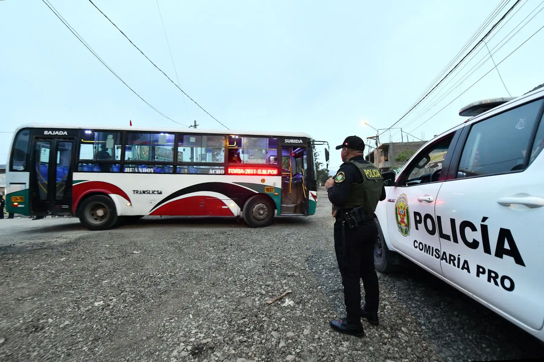 Como parte de la ejecución del Plan Escudo, más de 4 mil efectivos de la Policía Nacional del Perú (PNP), con el apoyo de las Fuerzas Armadas, permanecen desplegados en patios de maniobras, paraderos y las principales rutas del transporte público de Lima Metropolitana, con el objetivo de prevenir hechos delictivos, combatir las extorsiones y reforzar la seguridad de transportistas y pasajeros. Foto: Mininter