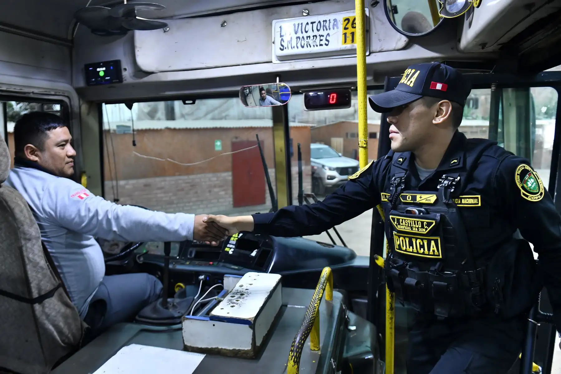 Como parte de la ejecución del Plan Escudo, más de 4 mil efectivos de la Policía Nacional del Perú (PNP), con el apoyo de las Fuerzas Armadas, permanecen desplegados en patios de maniobras, paraderos y las principales rutas del transporte público de Lima Metropolitana, con el objetivo de prevenir hechos delictivos, combatir las extorsiones y reforzar la seguridad de transportistas y pasajeros. Foto: Mininter