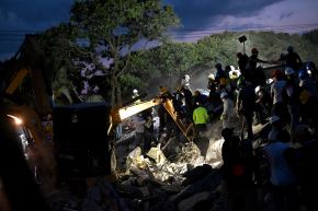 En medio de los escombros en Cali, rescatistas y voluntarias buscan sobrevivientes del terremoto del lunes. Foto: AFP