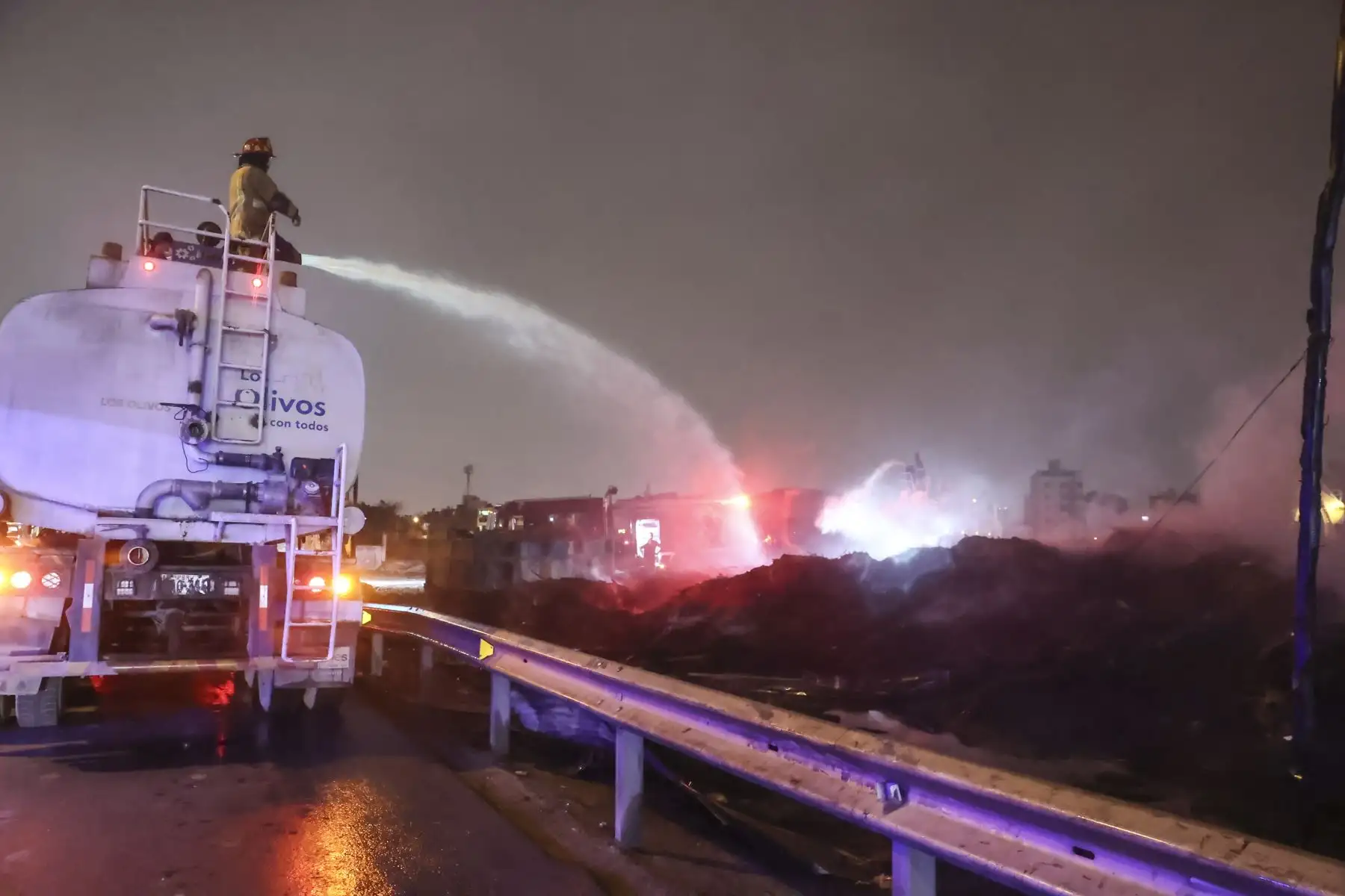 Un incendio de grandes proporciones se registra esta noche en el vivero municipal de Los Olivos, ubicado en el cruce de las avenidas Alfredo Mendiola y Próceres, cerca de la Panamericana Norte. El siniestro ha generado una extensa columna de humo visible desde distintos puntos de la zona. Seis unidades del Cuerpo General de Bomberos se encuentran en el lugar para controlar las llamas y evitar que el fuego se propague a áreas aledañas. Foto: ANDINA/Melina Mejía