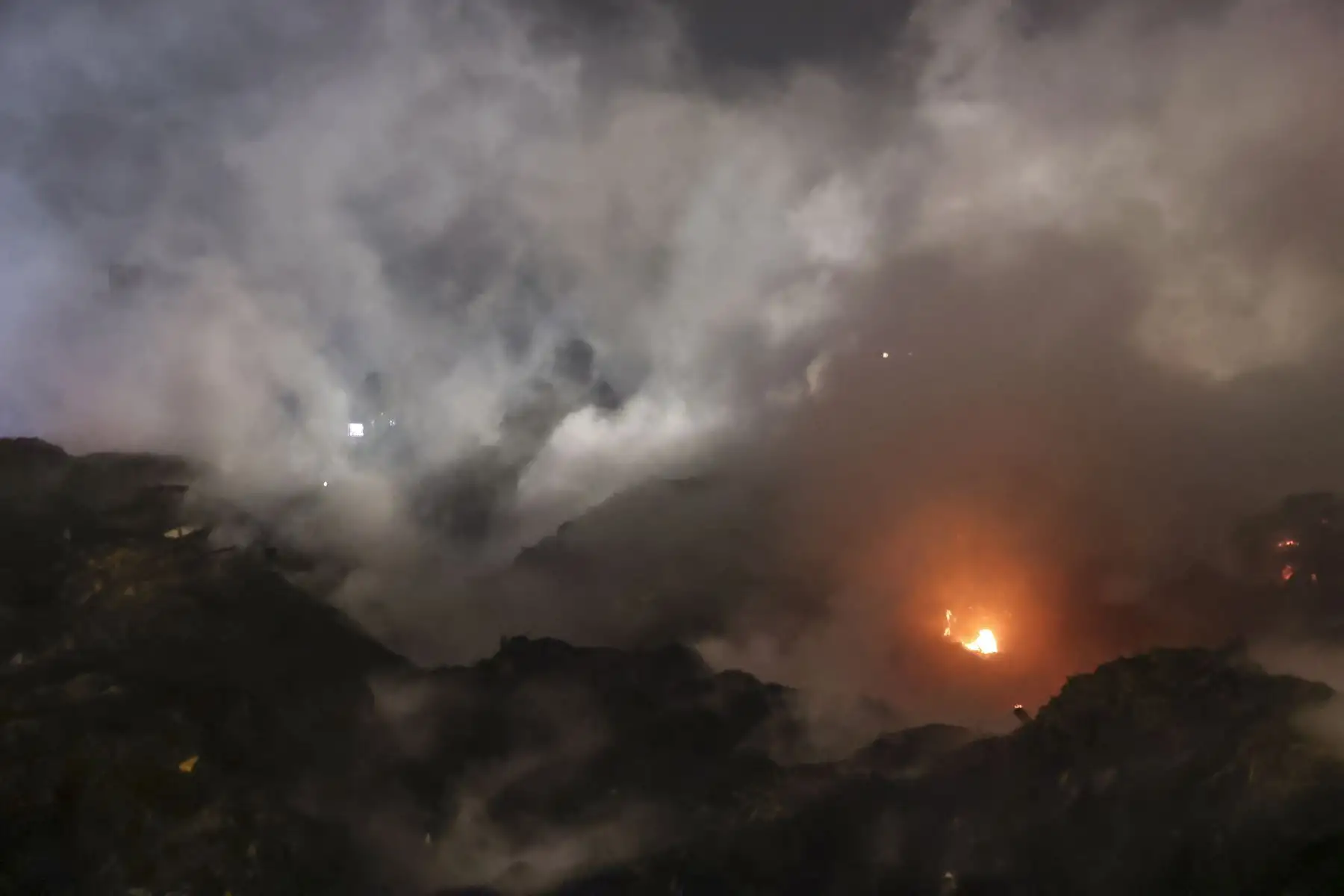 Un incendio de grandes proporciones se registra esta noche en el vivero municipal de Los Olivos, ubicado en el cruce de las avenidas Alfredo Mendiola y Próceres, cerca de la Panamericana Norte. El siniestro ha generado una extensa columna de humo visible desde distintos puntos de la zona. Seis unidades del Cuerpo General de Bomberos se encuentran en el lugar para controlar las llamas y evitar que el fuego se propague a áreas aledañas. Foto: ANDINA/Melina Mejía