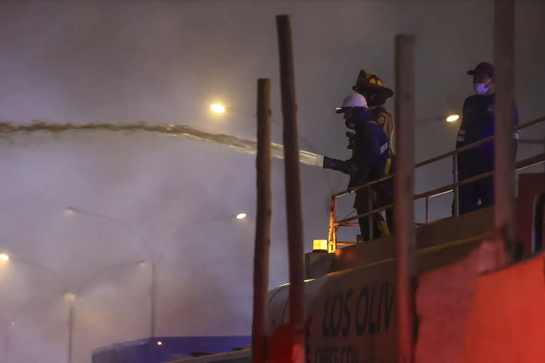 Un incendio de grandes proporciones se registra esta noche en el vivero municipal de Los Olivos, ubicado en el cruce de las avenidas Alfredo Mendiola y Próceres, cerca de la Panamericana Norte. El siniestro ha generado una extensa columna de humo visible desde distintos puntos de la zona. Seis unidades del Cuerpo General de Bomberos se encuentran en el lugar para controlar las llamas y evitar que el fuego se propague a áreas aledañas. Foto: ANDINA/Melina Mejía