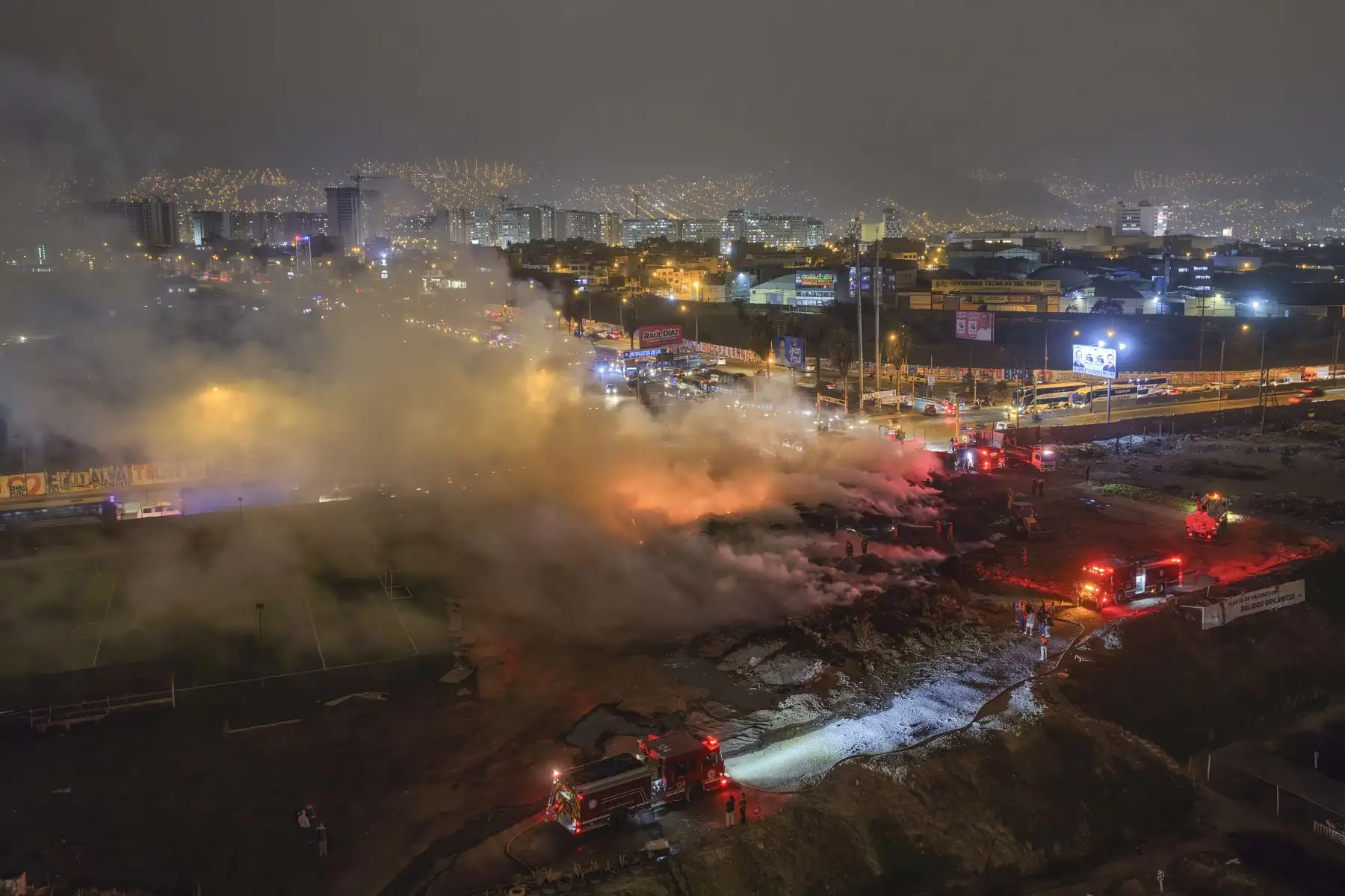 Un incendio de grandes proporciones se registra esta noche en el vivero municipal de Los Olivos, ubicado en el cruce de las avenidas Alfredo Mendiola y Próceres, cerca de la Panamericana Norte. El siniestro ha generado una extensa columna de humo visible desde distintos puntos de la zona. Seis unidades del Cuerpo General de Bomberos se encuentran en el lugar para controlar las llamas y evitar que el fuego se propague a áreas aledañas. Foto: ANDINA/Melina Mejía