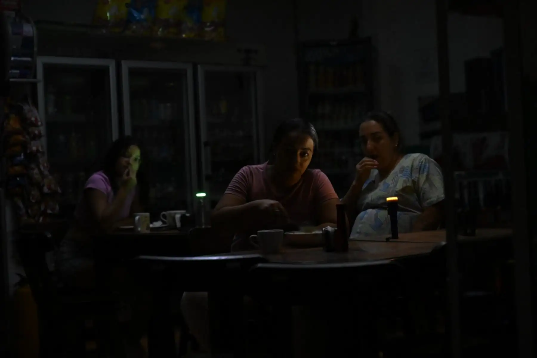 Sobrevivientes cenan durante un apagón tras un terremoto en El Cairo, Valle del Cauca, Colombia. Foto: AFP