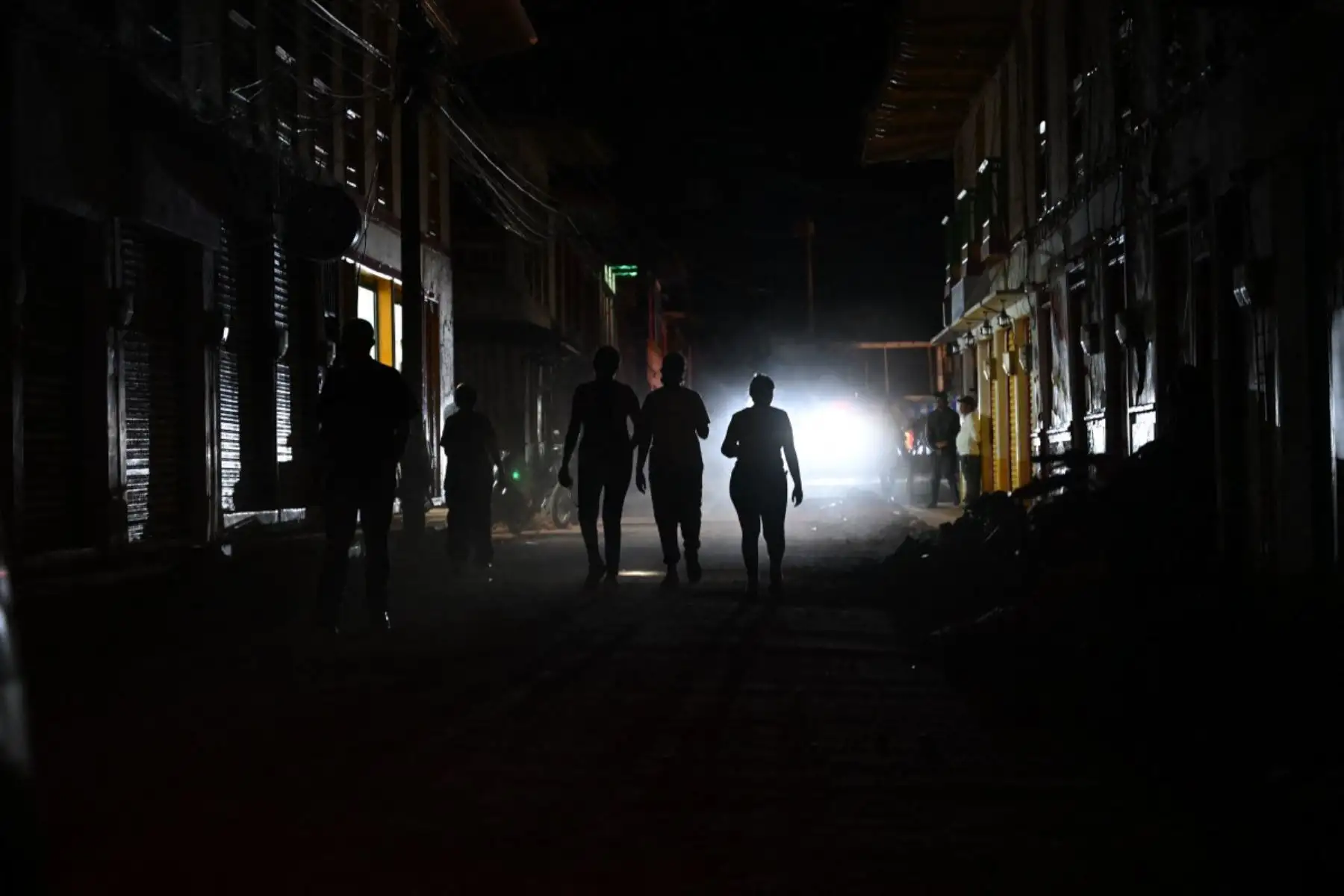 Rescatistas, soldados y voluntarios buscaron entre bloques de apartamentos y edificios de oficinas derrumbados en todo el oeste de Colombia, en una carrera contrarreloj para encontrar sobrevivientes. Foto: AFP