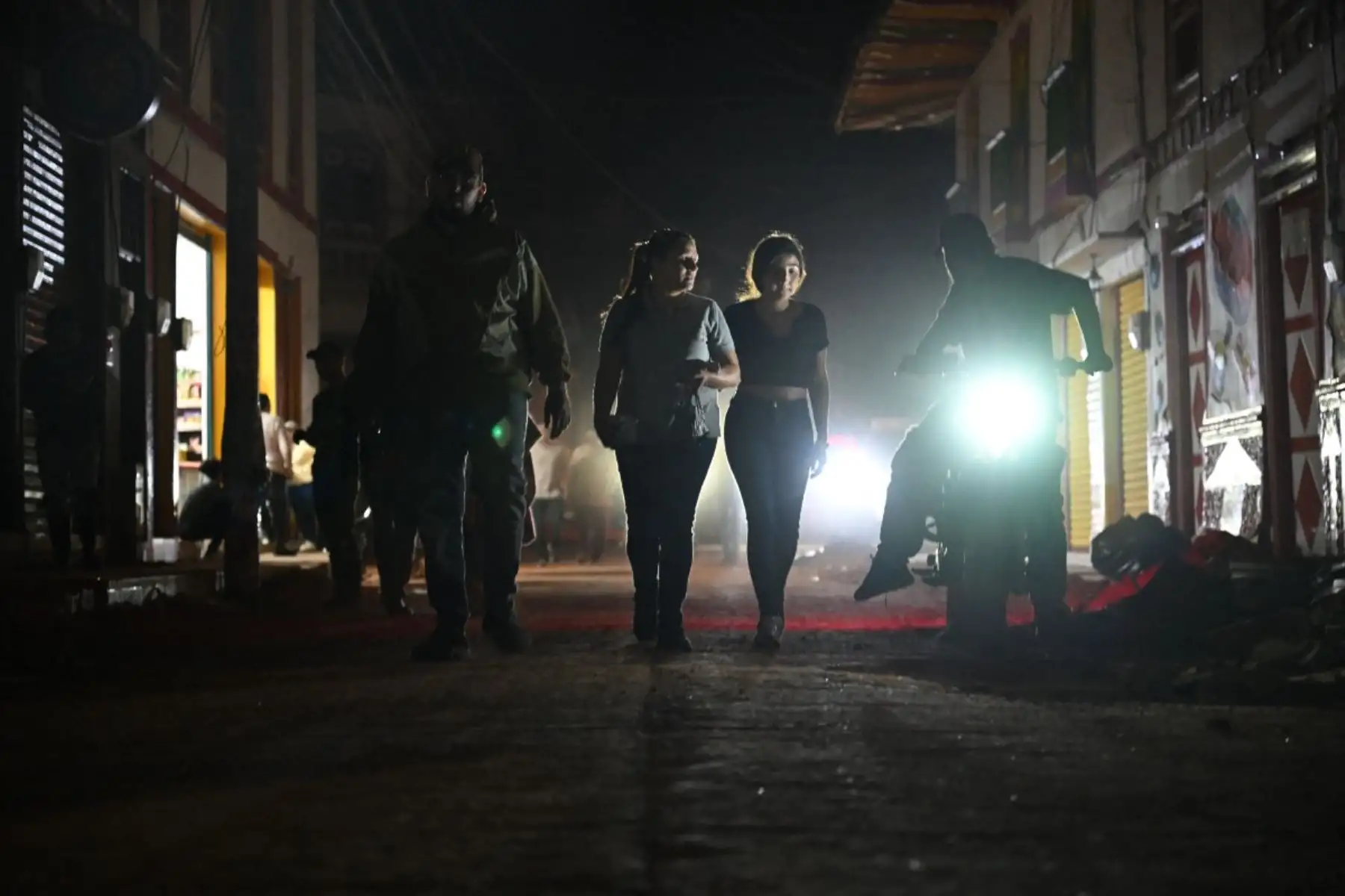 Rescatistas, soldados y voluntarios buscaron entre bloques de apartamentos y edificios de oficinas derrumbados en todo el oeste de Colombia, en una carrera contrarreloj para encontrar sobrevivientes. Foto: AFP