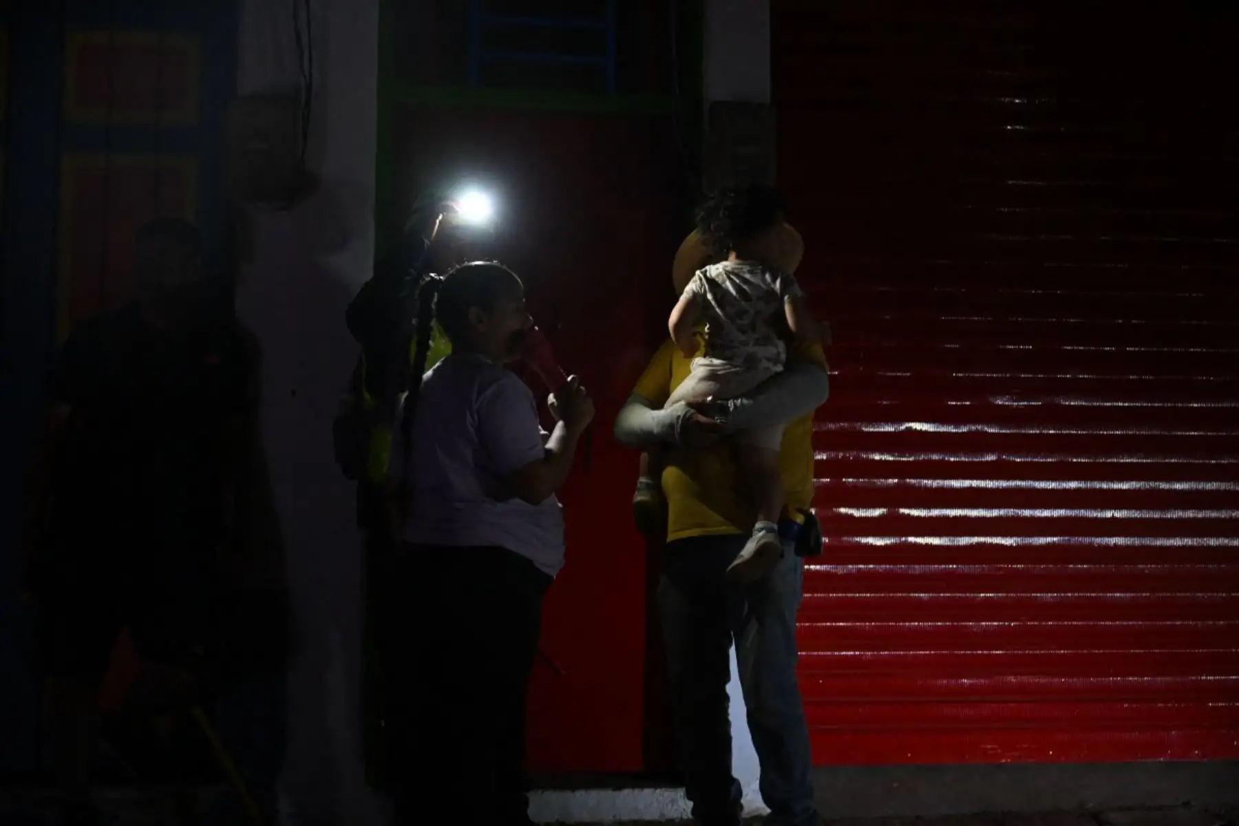 Sobrevivientes se reúnen en una calle durante un apagón tras el terremoto en El Cairo, Valle del Cauca, Colombia. Foto: AFP
