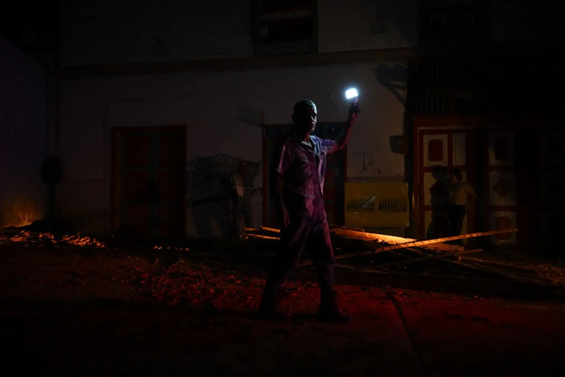 Un superviviente camina por una calle durante un apagón tras un terremoto en El Cairo, Valle del Cauca, Colombia. Foto: AFP
