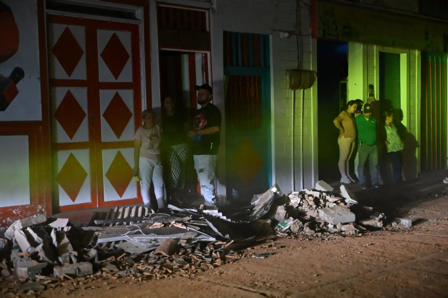 Rescatistas, soldados y voluntarios buscaron entre bloques de apartamentos y edificios de oficinas derrumbados en todo el oeste de Colombia. Foto: AFP