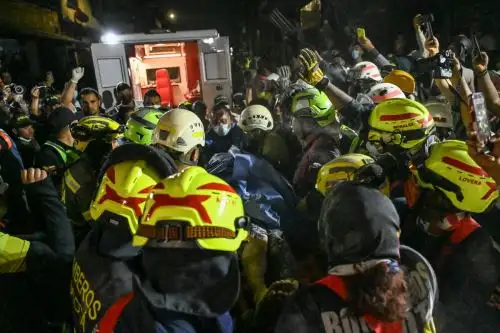 Bomberos y voluntarios intensifican búsqueda de sobrevivientes tras terremoto en Colombia