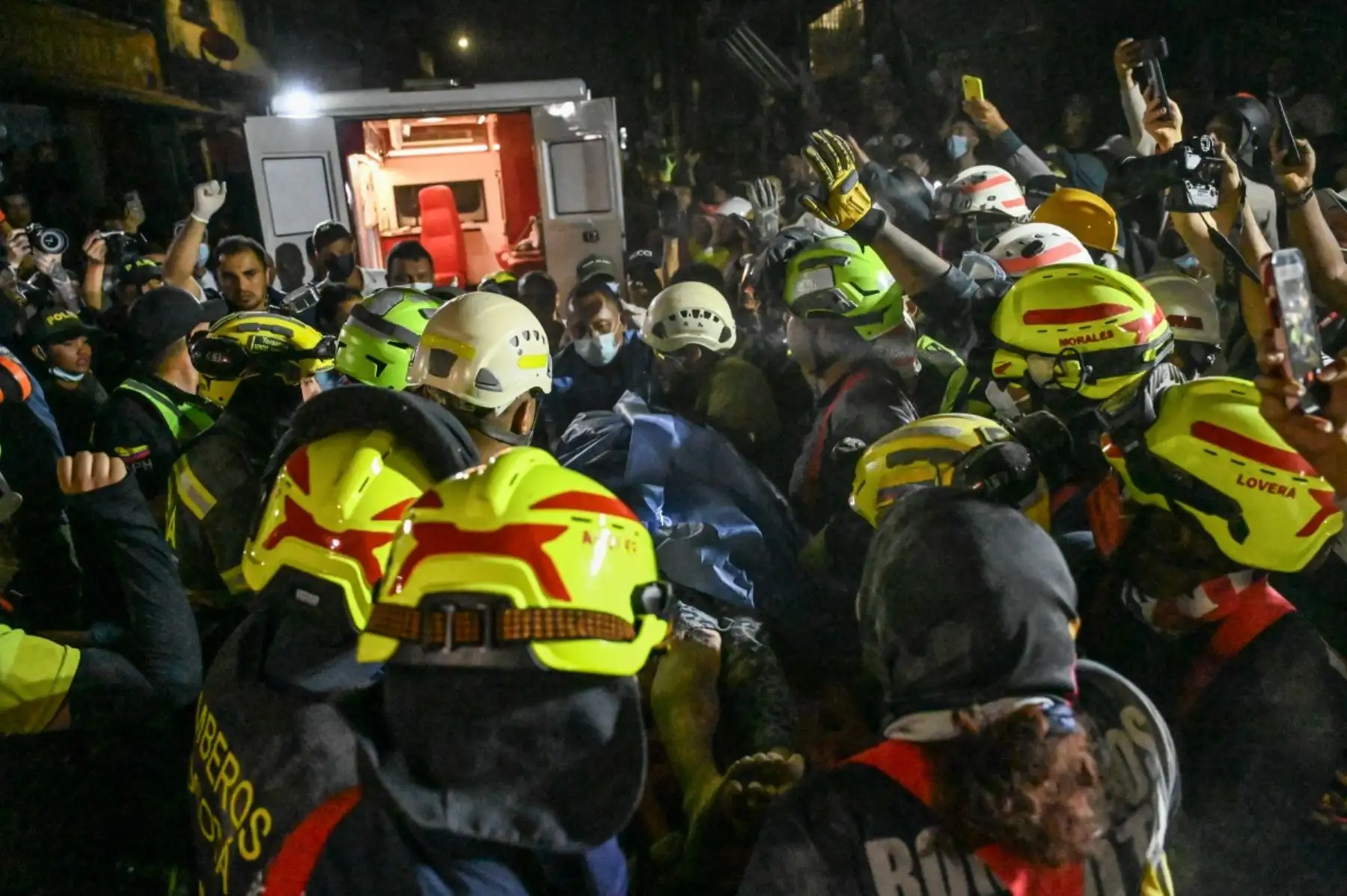Bomberos y equipos de rescate sacan a la sobreviviente Daniela Andrea Largo Sánchez de entre los escombros de un edificio derrumbado tras el terremoto en Pereira, Colombia. Foto: AFP
