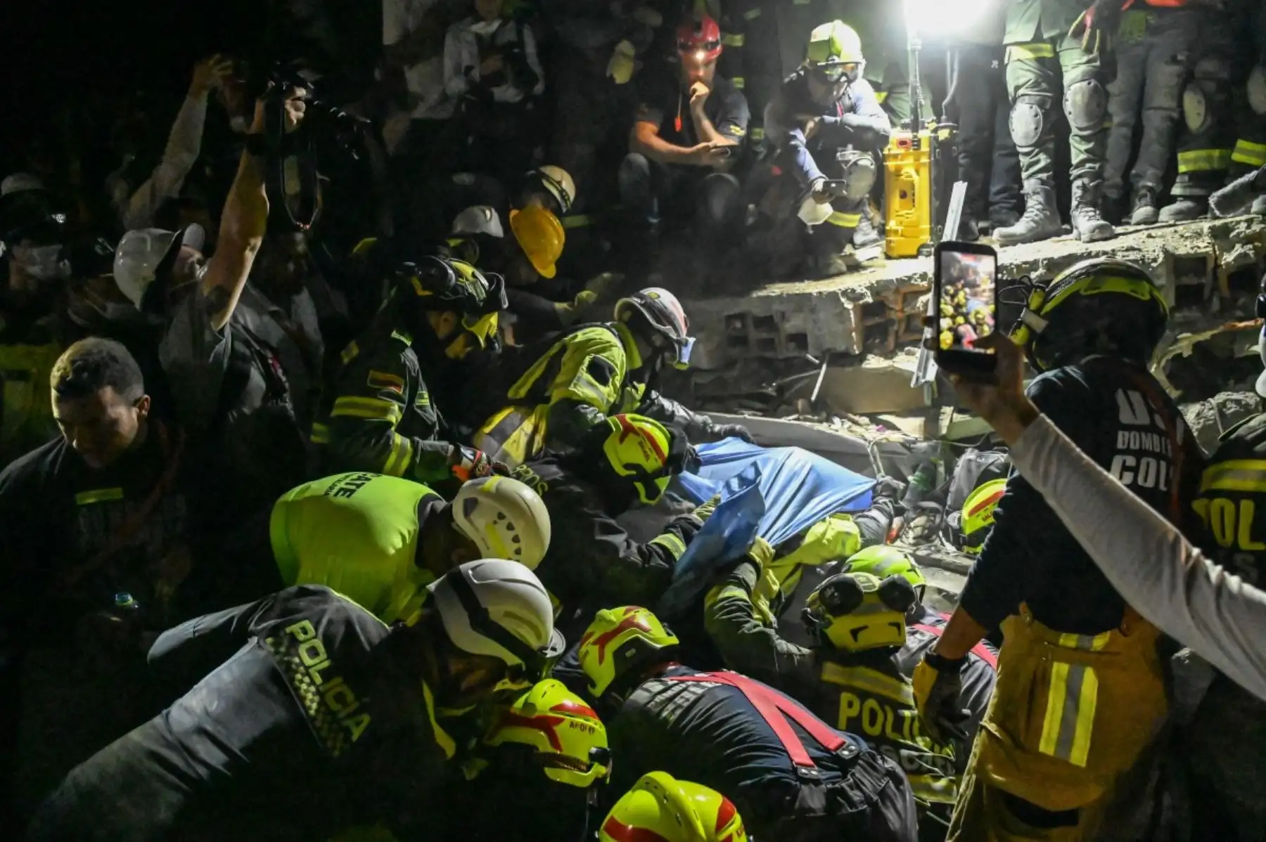 Bomberos y equipos de rescate sacan a la sobreviviente Daniela Andrea Largo Sánchez de entre los escombros de un edificio derrumbado tras el terremoto en Pereira, Colombia. Foto: AFP